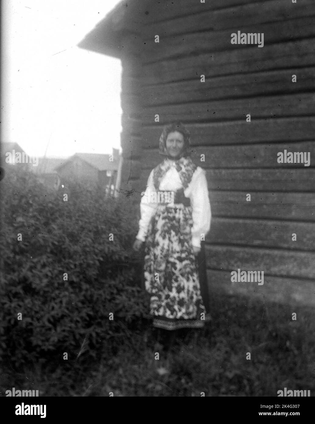 Portrait complet d'une femme en costume national dans une maison. Pays nordiques Banque D'Images