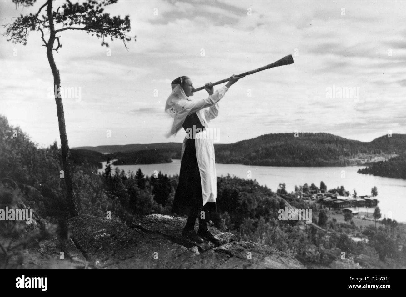 Femme souffle dans le poing nordique Banque D'Images