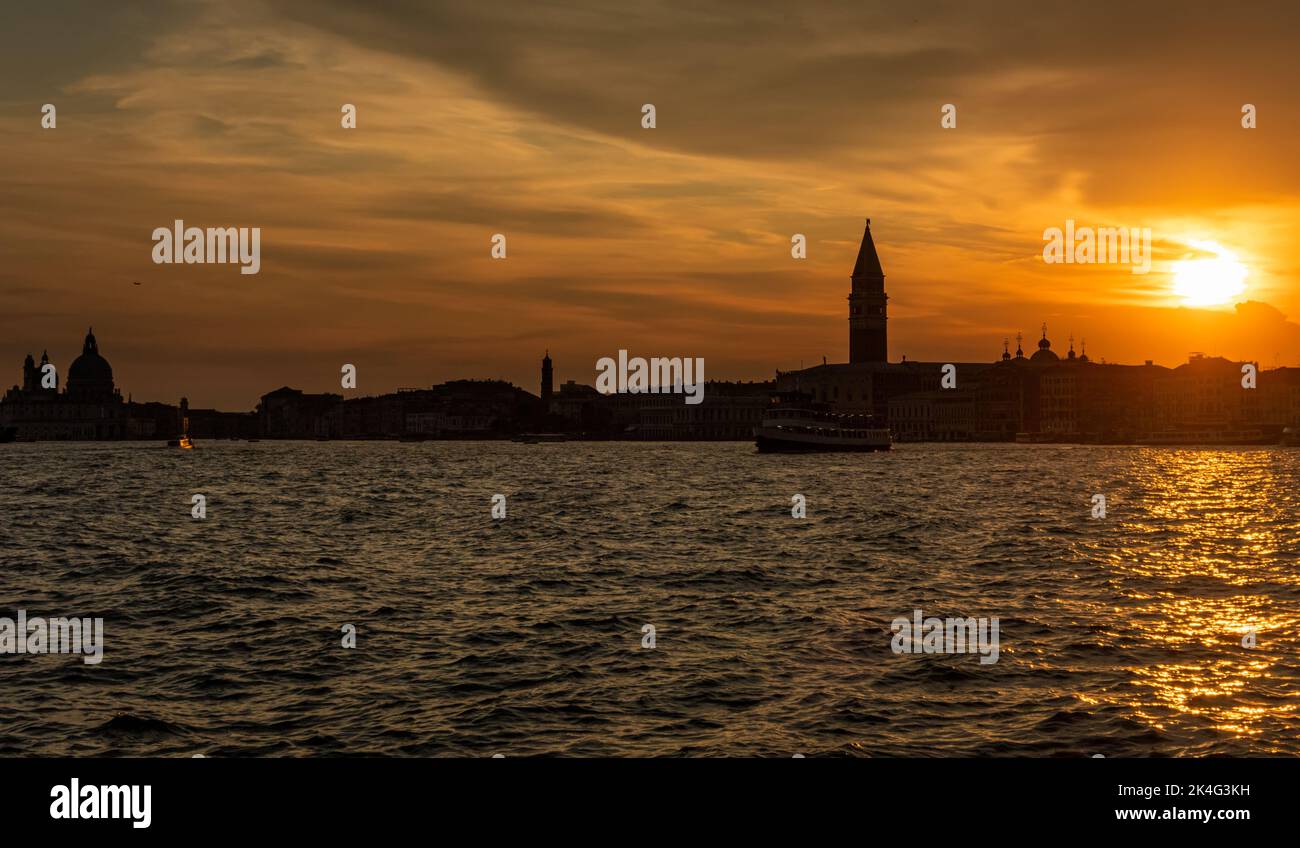 Coucher de soleil sur le bassin de San Marco en direction de l'église de San Giorgio Maggiore, Venise, Italie Banque D'Images