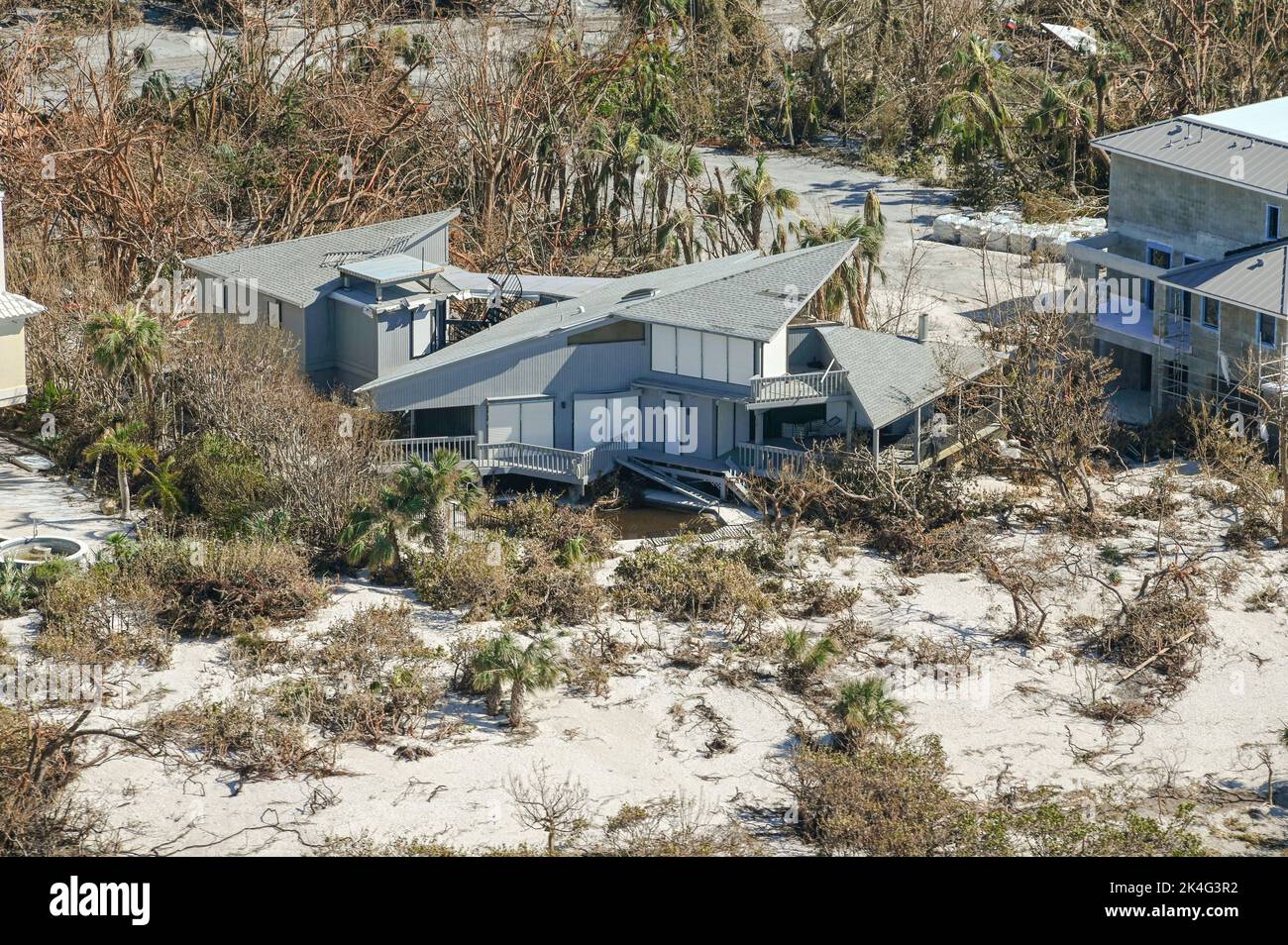 Sanibel Island, États-Unis. 01st octobre 2022. Vues aériennes des maisons endommagées détruites par l'ouragan de catégorie 4 Ian, qui a traqué la côte ouest de la Floride, à 1 octobre 2022, sur l'île de Sanibel, en Floride. Crédit : PO3 Riley Perkofski/US Coast Guard/Alay Live News Banque D'Images