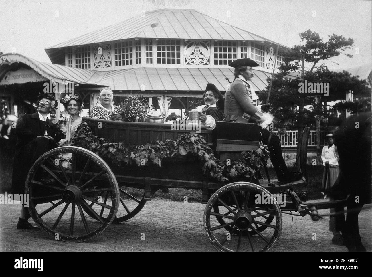 Skansen. Fête de printemps 1899. Une équipe dans un chariot ouvert. Des gens heureux s'assoient dans la calèche, un cousin s'assoit sur le cousin. Pays nordiques Banque D'Images