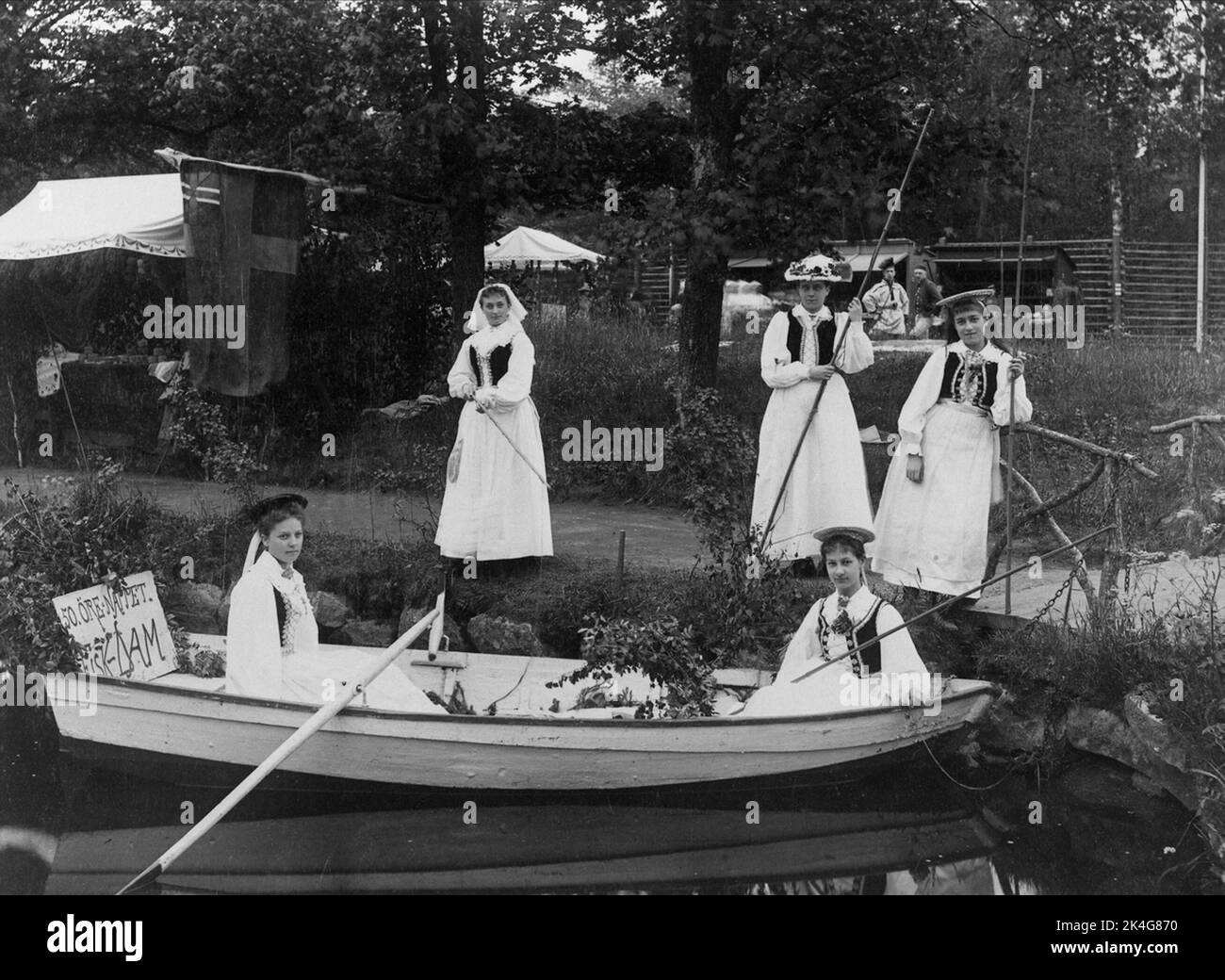 Fête de printemps de Skansen 1893. Étang à poissons, femmes en bateau à ramer. Pays nordiques Banque D'Images