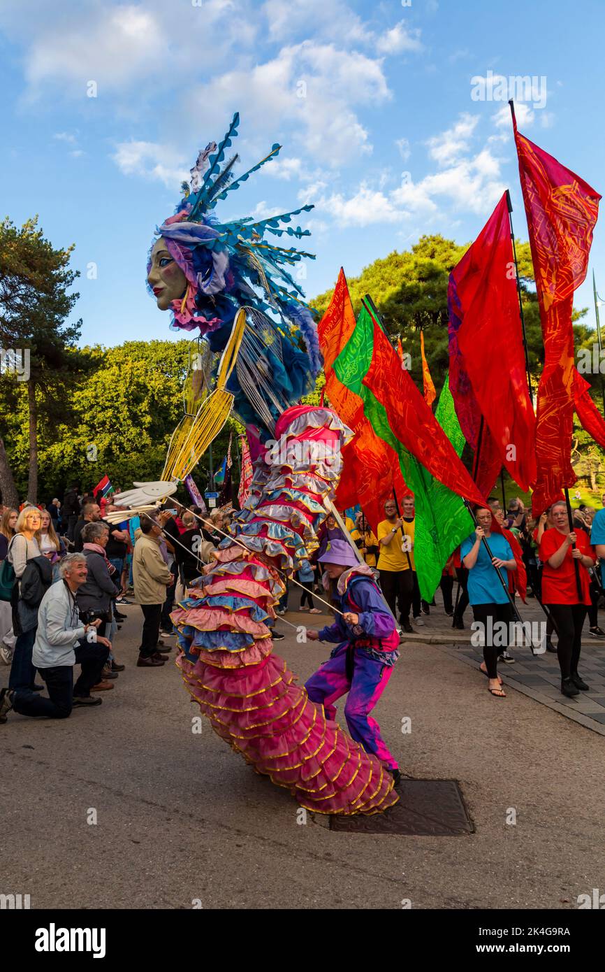 Bournemouth, Dorset, Royaume-Uni. 2nd octobre 2022. Le défilé du festival Carnaval by the Sea a lieu dans le cadre du festival Arts by the Sea, avec plus de 250 artistes de la communauté. Avec des marionnettes géantes, des costumes de carnaval fabuleux, des rythmes de tambour funky, des drapeaux colorés et une chorégraphie de danse haute énergie, une merveilleuse finale au week-end du festival, tandis que la foule se manifeste pour observer le défilé se rendre dans les rues et les jardins du centre de Bournemouth. Crédit : Carolyn Jenkins/Alay Live News Banque D'Images