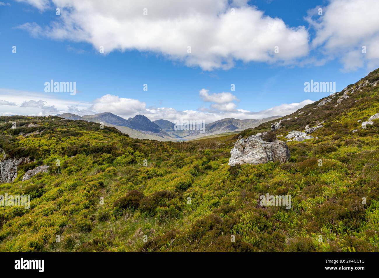 Tryfan et le Glyderau vus de Craig Wen, une partie des chaînes de montagnes qui surplombe la vallée d'Ogwen, dans le parc national de Snowdonia Banque D'Images