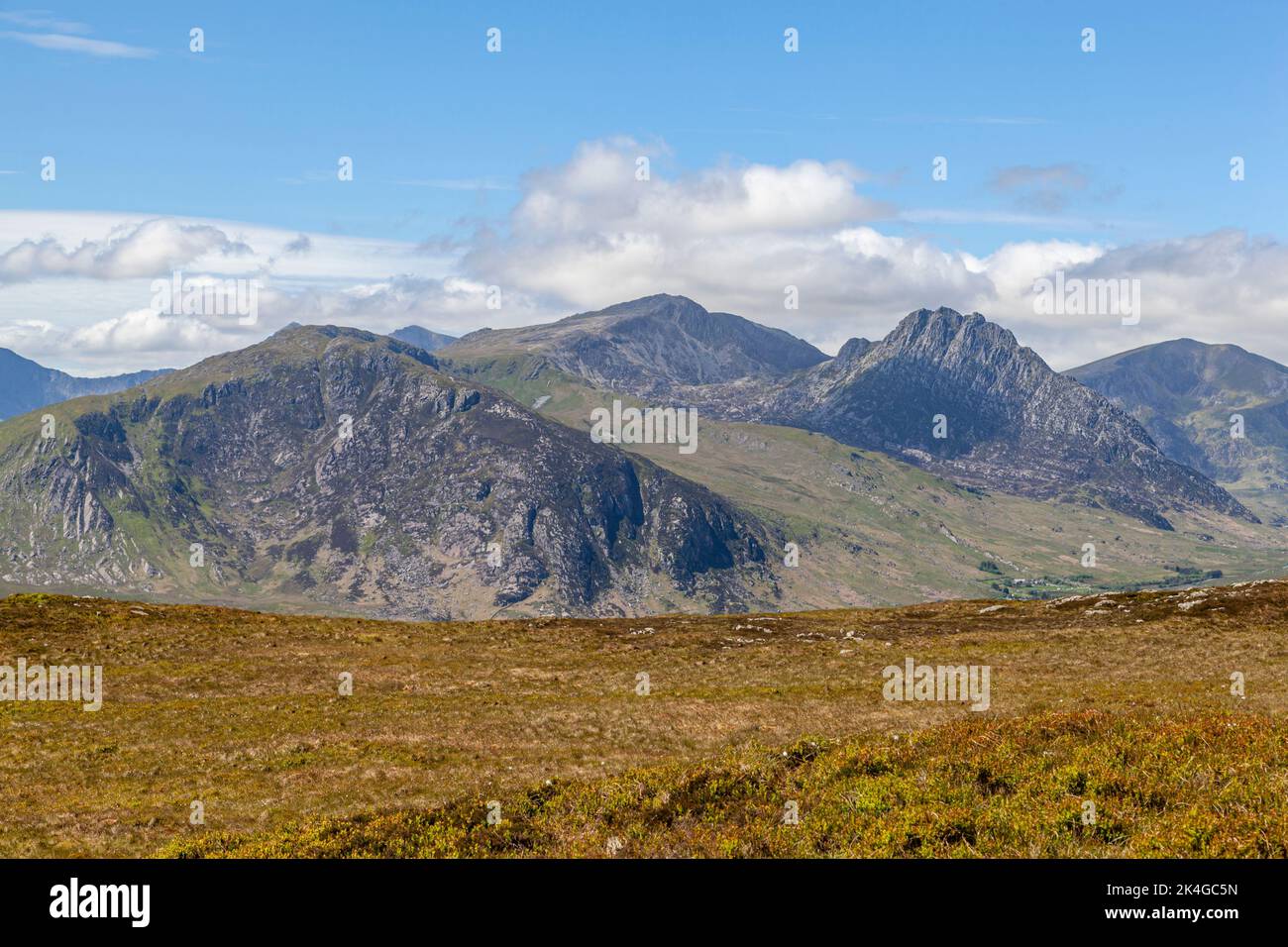 Tryfan et le Glyderau vus de Craig Wen, une partie des chaînes de montagnes qui surplombe la vallée d'Ogwen, dans le parc national de Snowdonia Banque D'Images