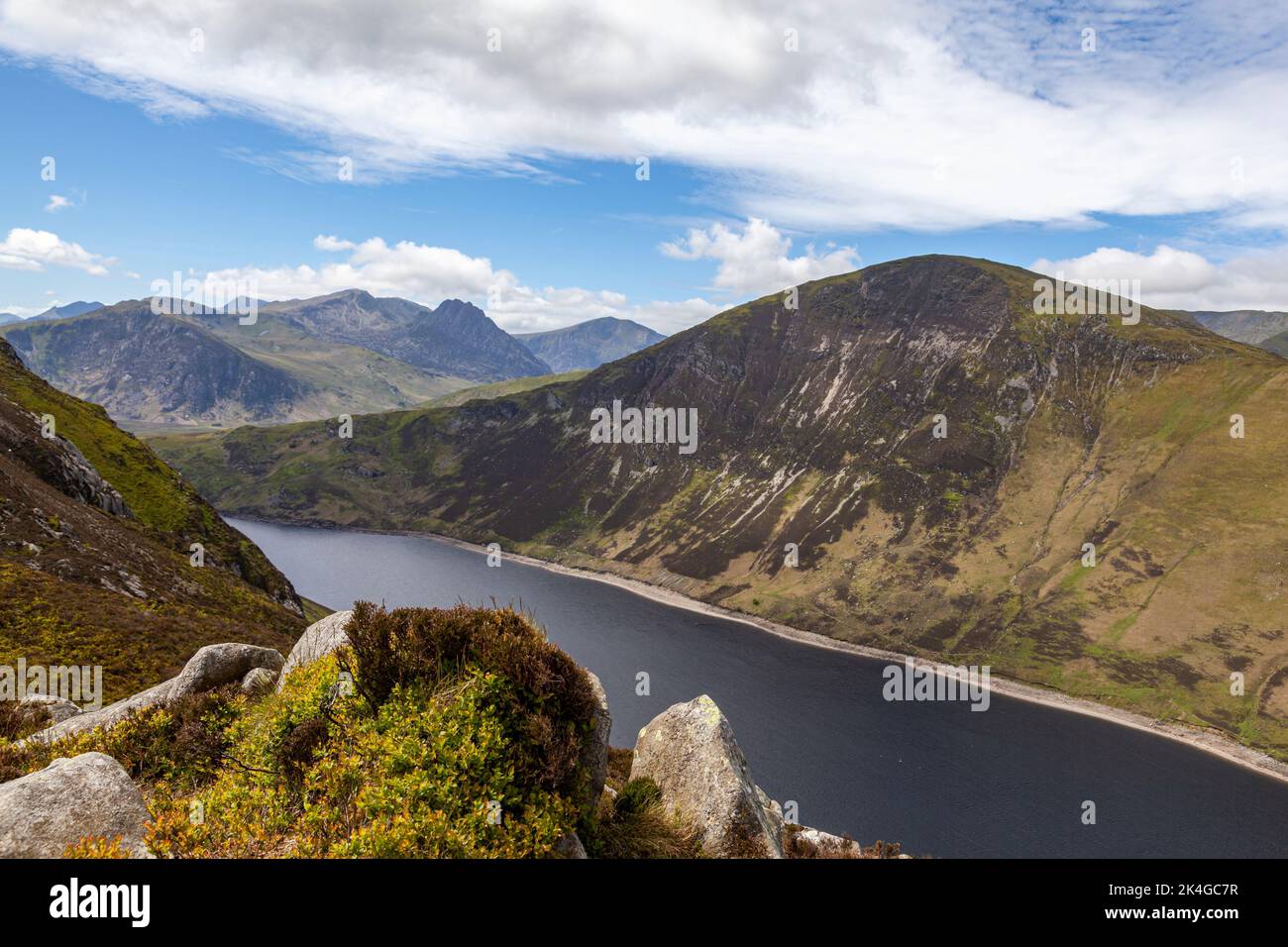 Tryfan, Pen Llithrig Yr Wrach et le Glyderau vus de Craig Wen avec, une partie des chaînes de montagnes qui surplombe la vallée d'Ogwen, Snowdonia Na Banque D'Images