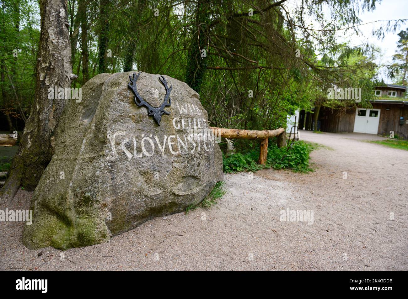 Hambourg, Allemagne. 07th mai 2022. Une pierre avec l'inscription 'Wildgehege Klövensteen' à l'entrée du site. Credit: Jonas Walzberg/dpa/Alay Live News Banque D'Images