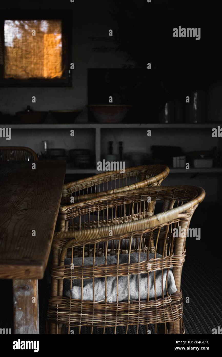 Deux chaises en osier et une table à l'intérieur avec décoration rurale Banque D'Images
