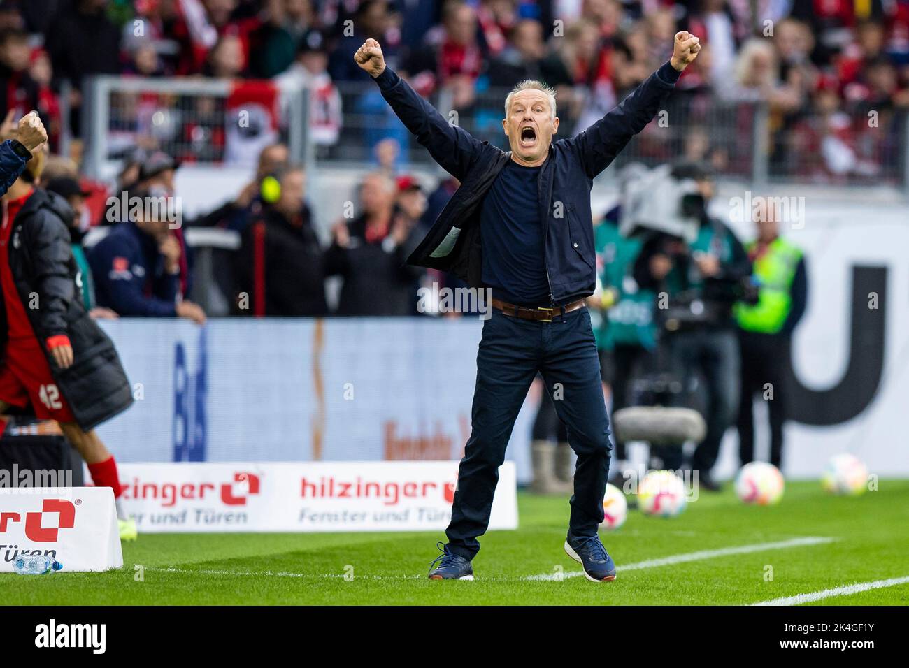 Freiburg im Breisgau, Allemagne. 01st octobre 2022. Football: Bundesliga, SC Freiburg - FSV Mainz 05, Matchday 8, Europa-Park Stadion. Christian Streich, entraîneur de Fribourg, célèbre après le match. Crédit : Tom Weller/dpa - REMARQUE IMPORTANTE : Conformément aux exigences de la DFL Deutsche Fußball Liga et de la DFB Deutscher Fußball-Bund, il est interdit d'utiliser ou d'avoir utilisé des photos prises dans le stade et/ou du match sous forme de séquences et/ou de séries de photos de type vidéo./dpa/Alay Live News Banque D'Images