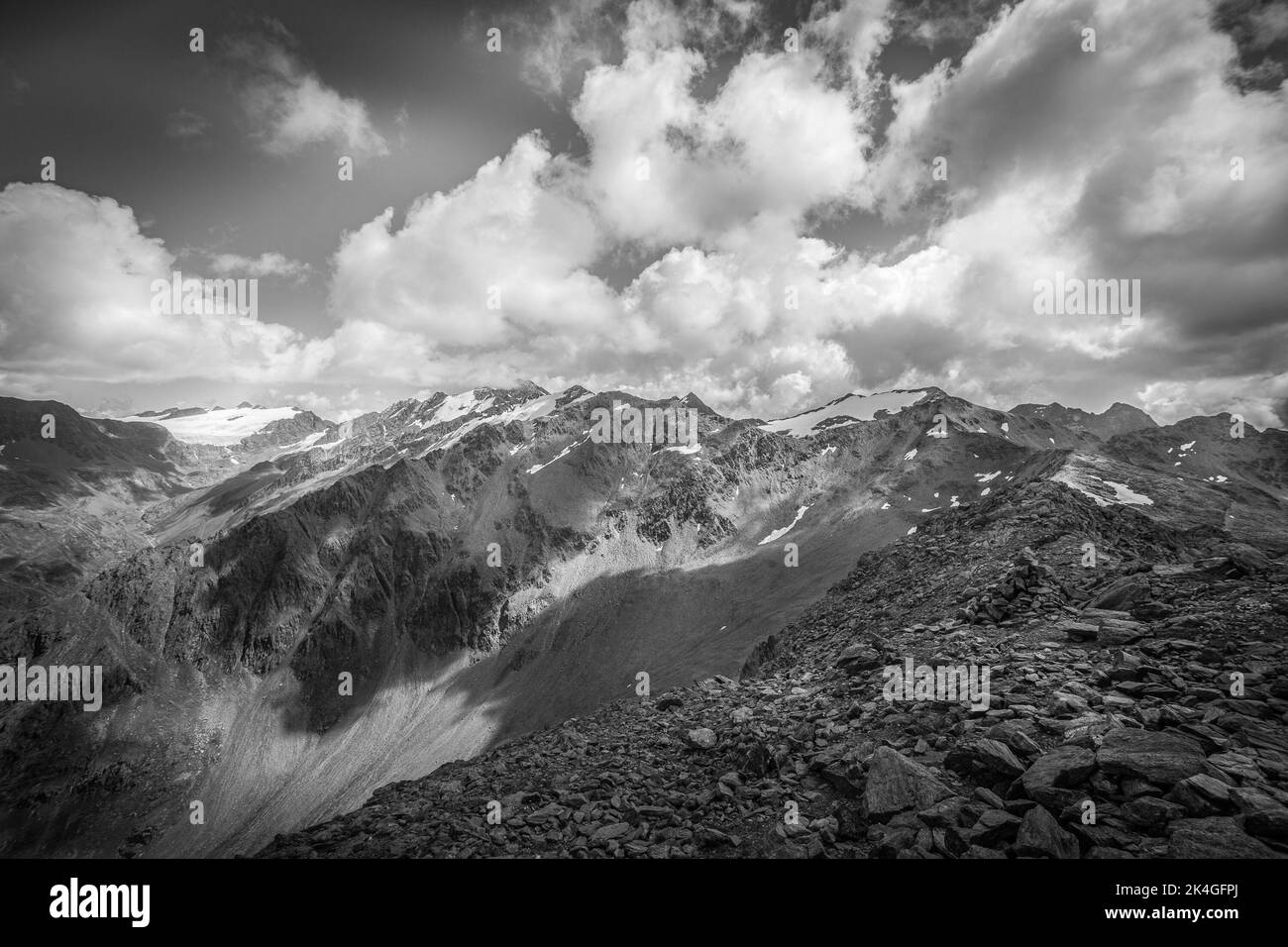 Panorama alpin noir et blanc entre l'Italie et l'Autriche, Alto Adige, Italie Banque D'Images