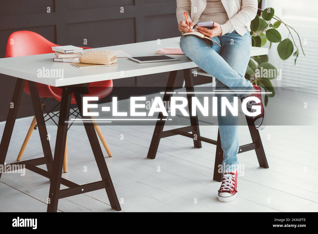 Planification de l'apprentissage en ligne. Examen à distance. L'éducation numérique. Femme ambitieuse imreconnaissable et réussie travaillant sur un projet de cours vidéo utilisant une tablette de téléphone à Banque D'Images