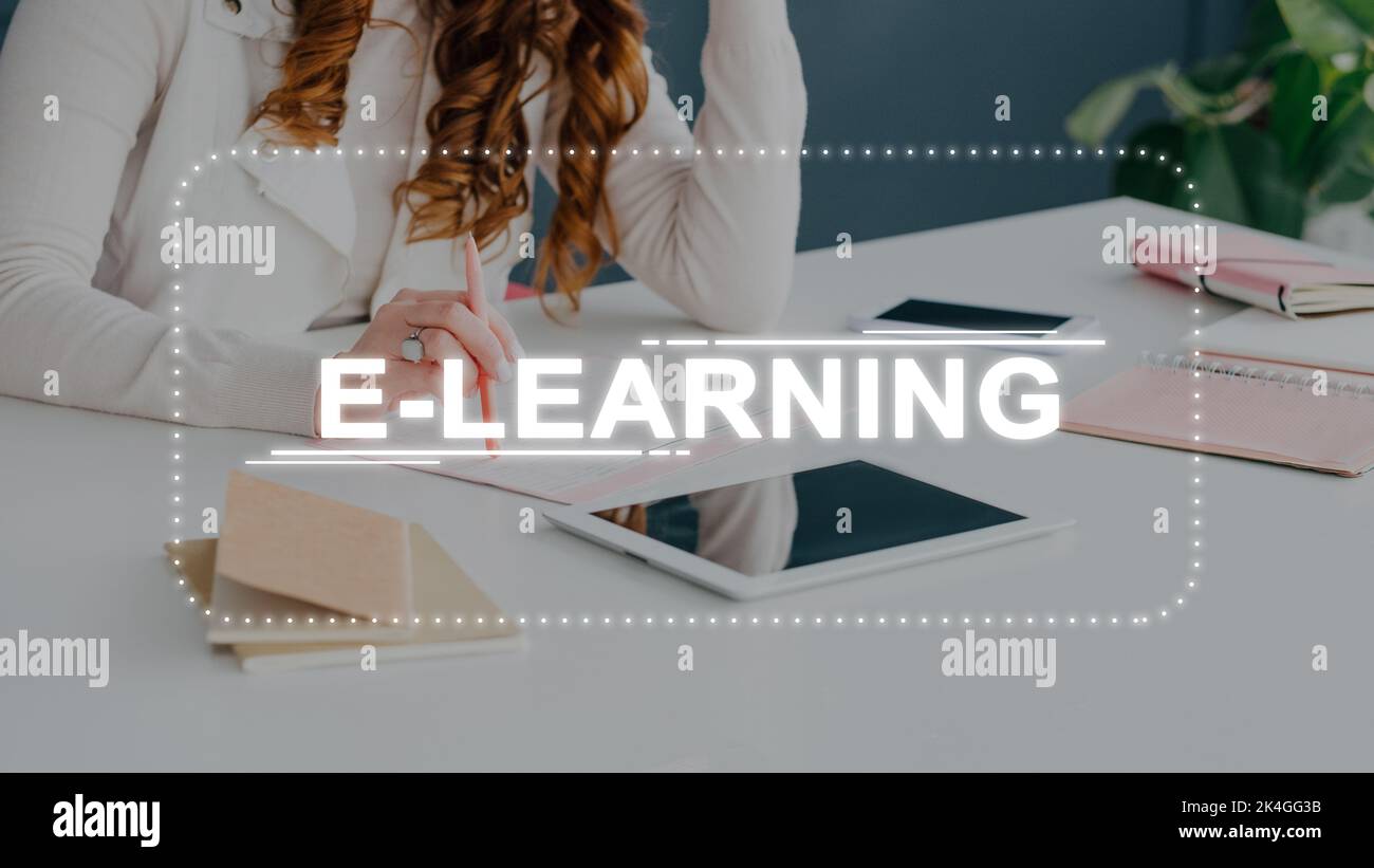 Séminaire en ligne sur l'apprentissage en ligne. Coaching d'entreprise en ligne. Enseignement à distance. Cours Web. Femme méconnaissable regardant une leçon vidéo sur tablette en classe numérique à h Banque D'Images