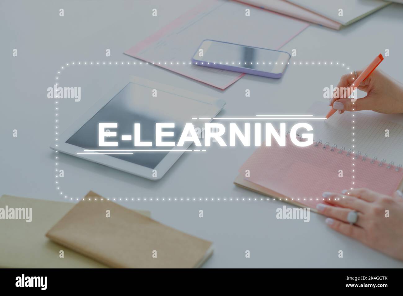 Séminaire en ligne sur l'apprentissage en ligne. Coaching en ligne. Enseignement à distance. Cours Web. Femme méconnaissable regardant une leçon vidéo prenant des notes à l'aide d'un smartphone tablette dans Banque D'Images