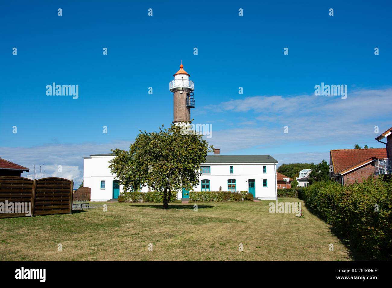 Phare à partir de 1872, sur l'île de Poel, sur la mer Baltique à Timmendorf Strand, près de Wismar, Allemagne, Europe, avec arbres verts et ciel bleu Banque D'Images