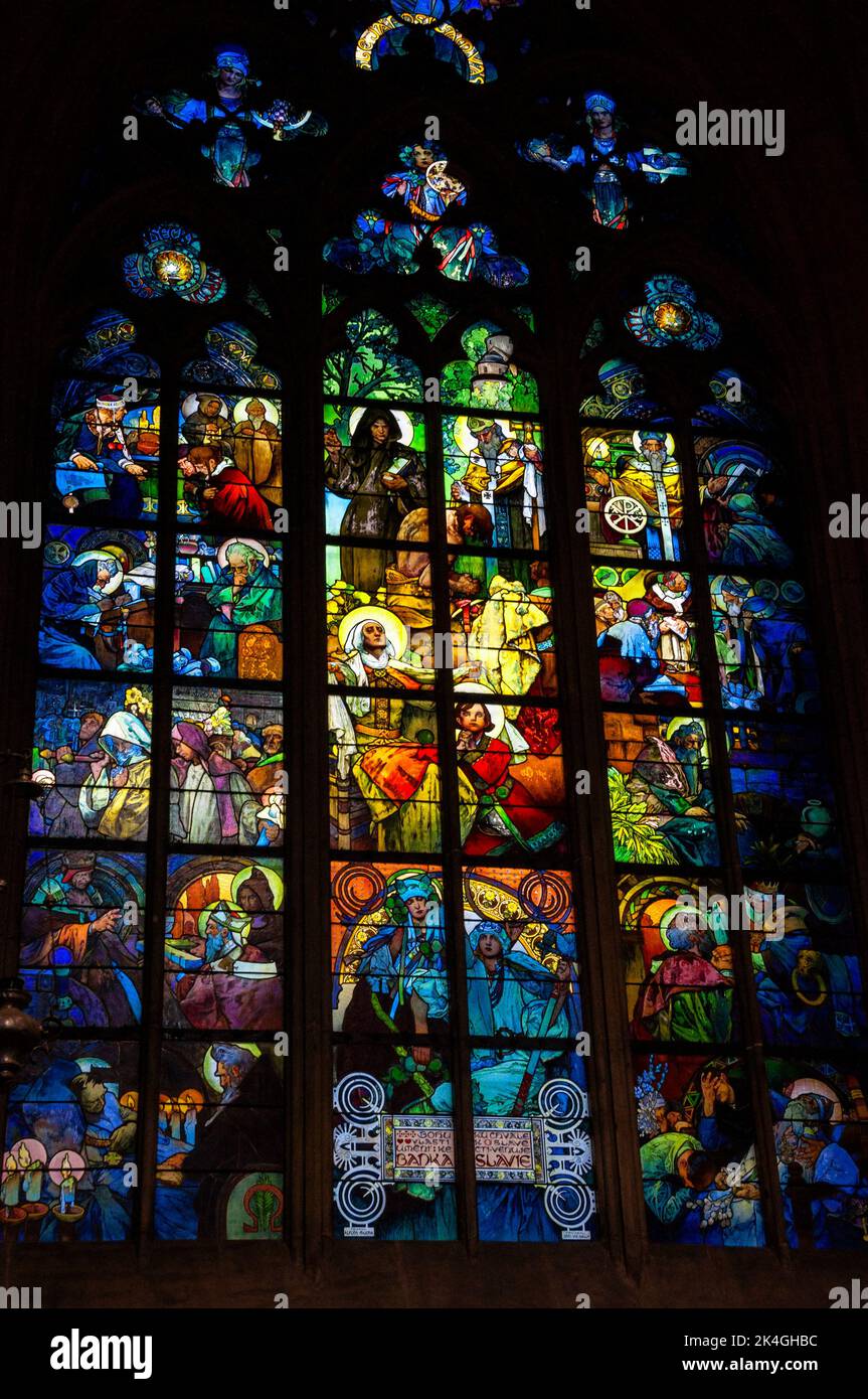 Vitrine Art Nouveau Alfons Mucha à la Cathédrale des Saints Vitus, Venceslas et Adalbert à Prague, République tchèque. Banque D'Images