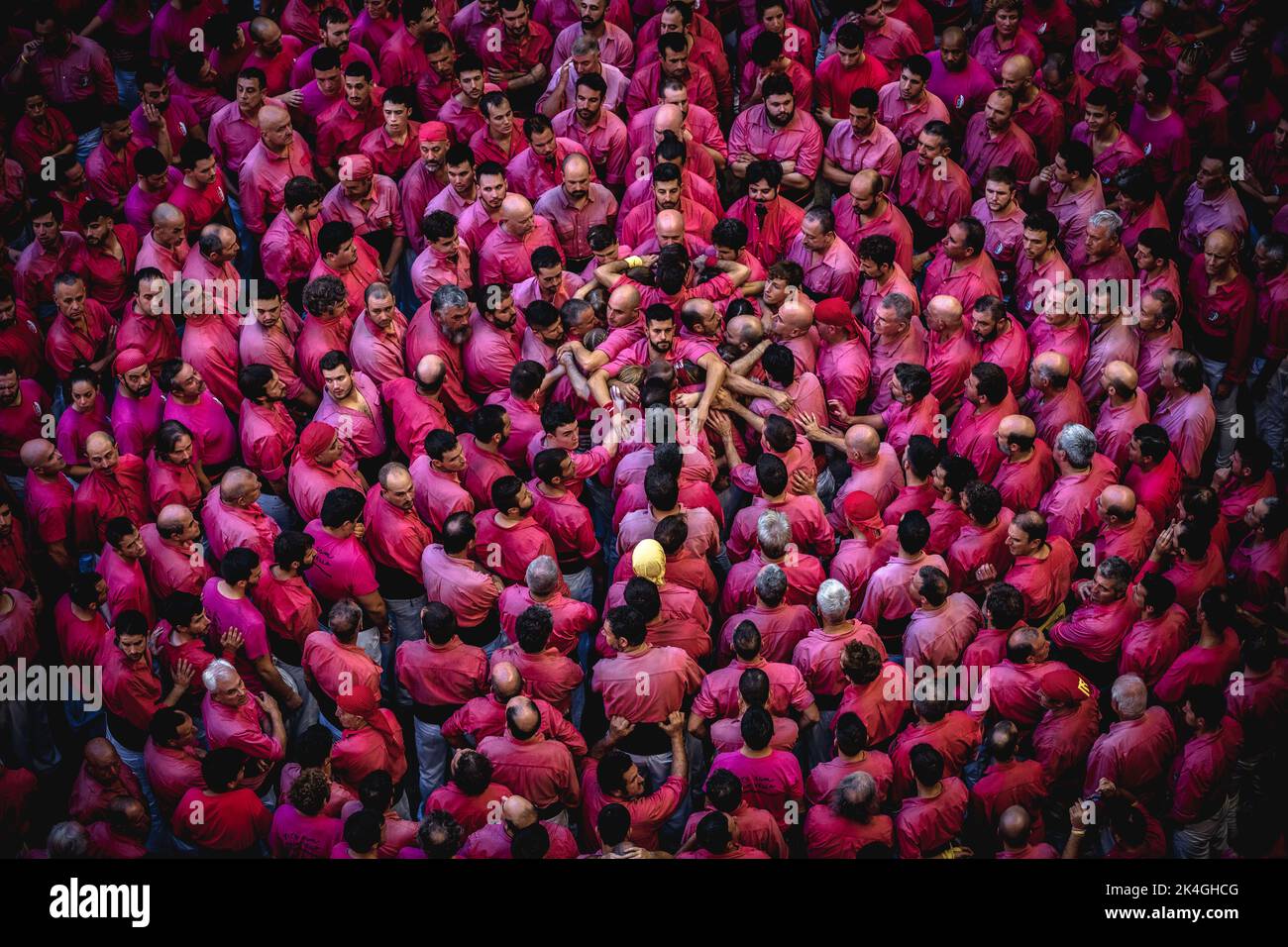 Tarragone, Espagne. 2nd octobre 2022. Les 'Colla Vella dels Xiquets de Valls' se rassemblent pour former la base d'une tour humaine au cours du troisième jour de la compétition de tour humaine Tarragone 28th à Tarragone. La compétition a lieu tous les deux ans et présente les principales équipes de Castellers (colles) de Catalogne lors d'un événement de trois jours organisé par l'Hôtel de ville de Tarragone crédit: Matthias Oesterle/Alay Live News Banque D'Images