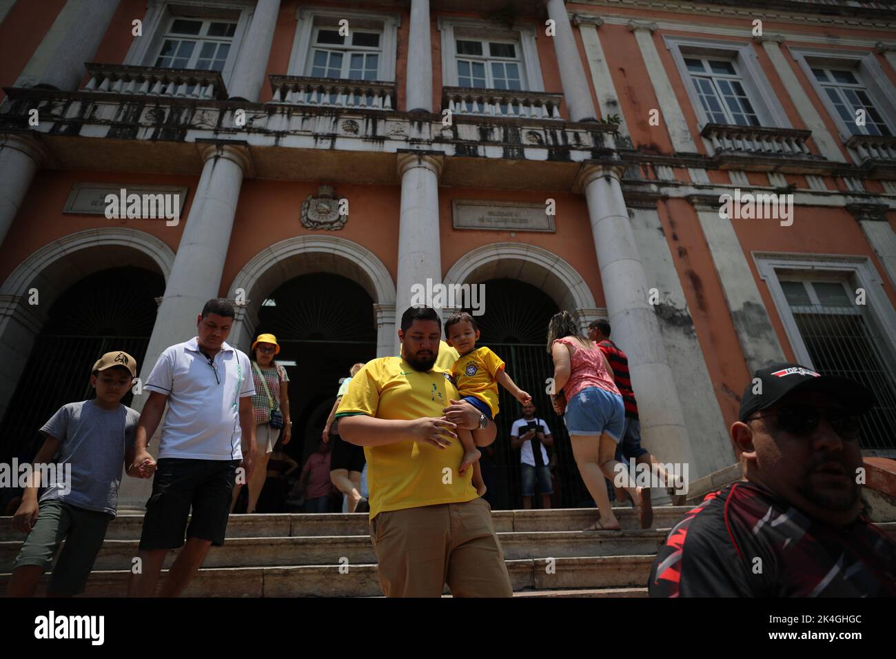 Manaus, Brésil. 02nd octobre 2022. Les électeurs se dirigent vers les bureaux de vote de Manaus au premier tour des élections de 2022. Au milieu d'une atmosphère chauffée et d'une division sociale extrême, des millions de Brésiliens ont élu un nouveau président. Credit: Lucas Silva/dpa/Alay Live News Banque D'Images