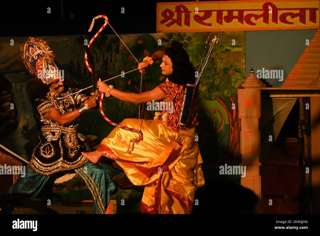 New Delhi, Delhi, Inde. 2nd octobre 2022. Les artistes jouent Ramlila, un acte qui montre la vie de l'Hindou Deity Rama avant le festival de Dusshera à New Delhi. (Image de crédit : © Kabir Jhangiani/ZUMA Press Wire) Banque D'Images