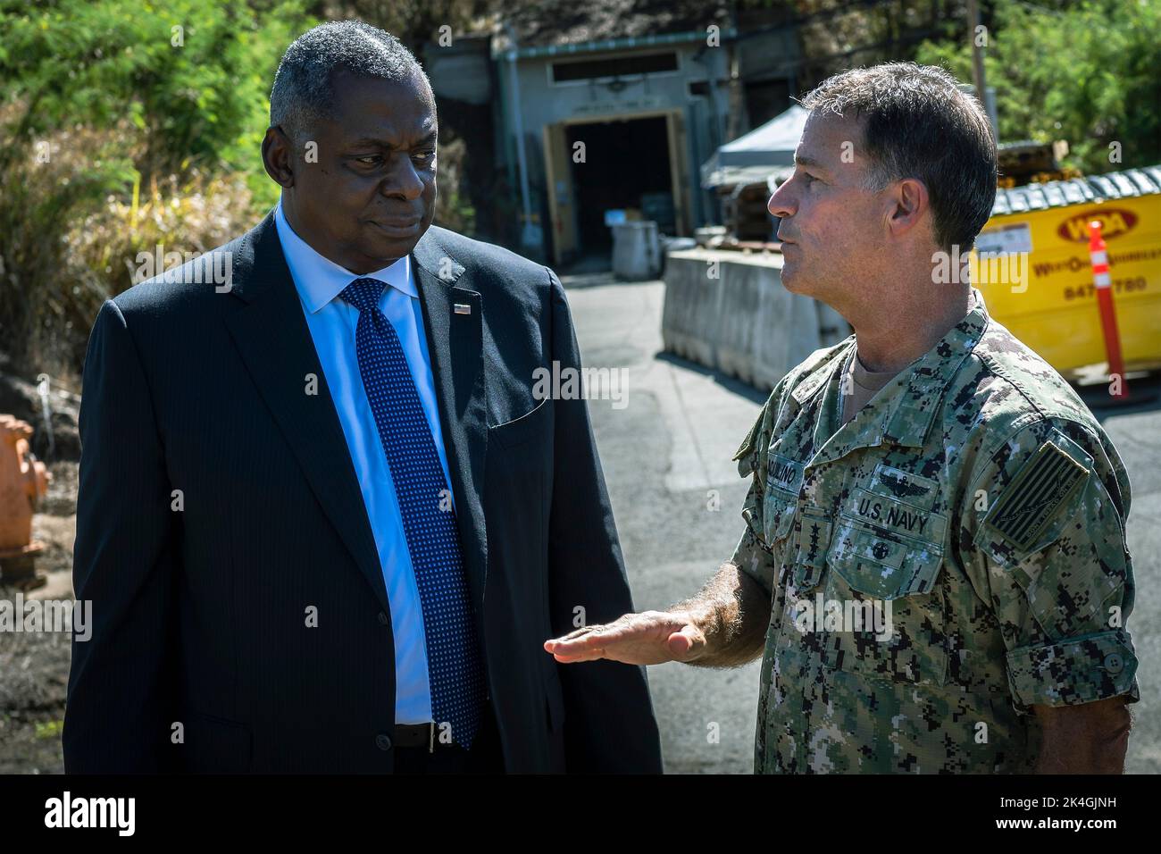 Honolulu, États-Unis d'Amérique. 30th septembre 2022. Honolulu, États-Unis d'Amérique. 30 septembre 2022. Le secrétaire à la Défense des États-Unis, Lloyd J. Austin III, parle avec le SMA. John C. Aquilino, commandant du Commandement Indo-Pacifique des États-Unis, après une visite de l'installation de stockage de carburant en vrac de Red Hill pour discuter de la crise de contamination de l'eau causée par des fuites de carburant à la base conjointe Pearl Harbor-Hickam, 30 septembre 2022, à Honolulu, Hawaï. Credit: Chad J. McNeeley/DOD/Alay Live News Banque D'Images