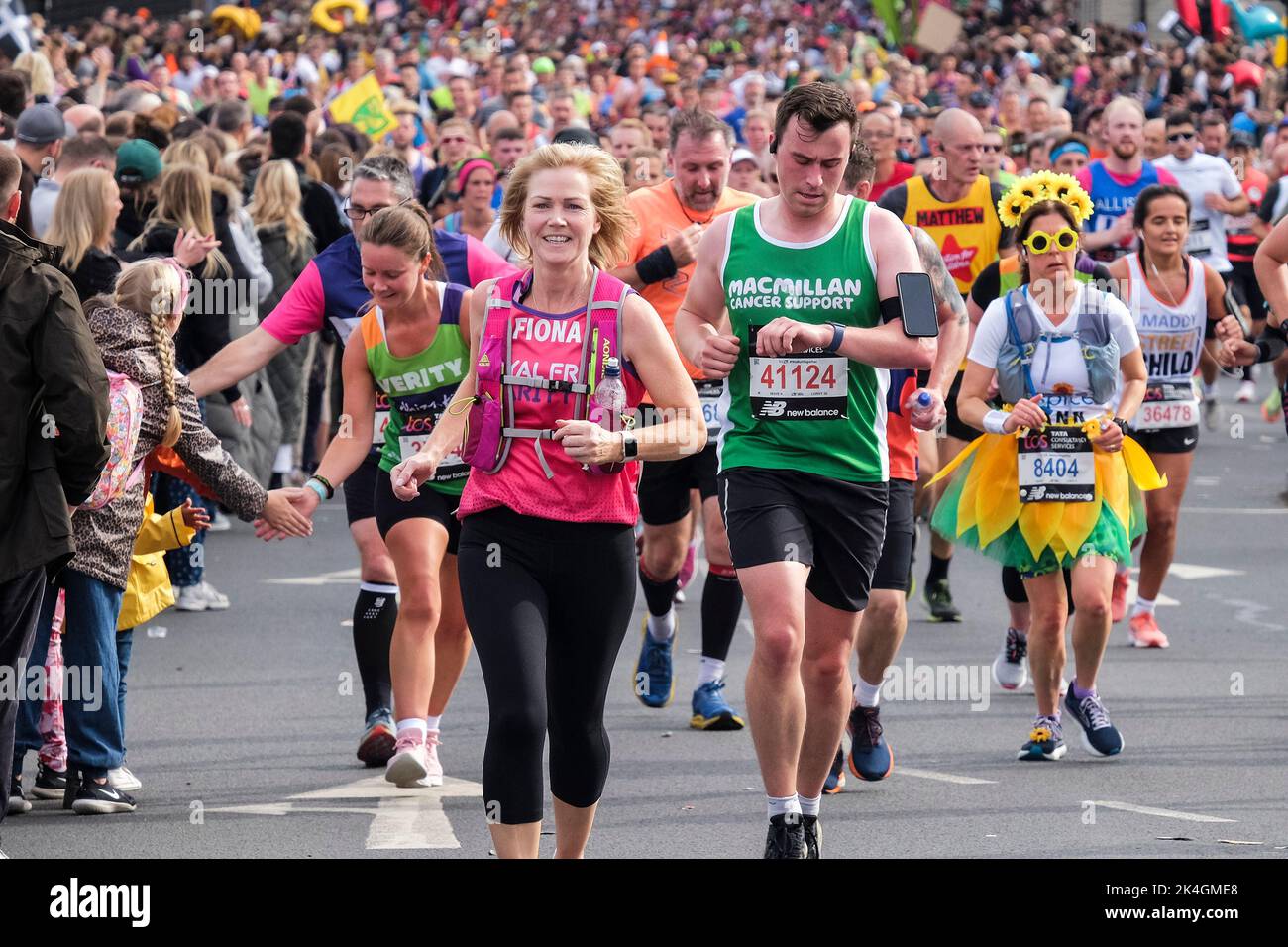 Londres, Royaume-Uni, 2nd octobre 2022. Plus de 40 000 participants s'emprennent dans les rues de la capitale pour le Marathon de Londres 42nd. L'événement qui attire des coureurs d'élite et des athlètes en fauteuil roulant permet également de relever des millions de livres pour la charité grâce à la participation de coureurs de club et de fitness ainsi que ceux qui veulent juste relever le défi de 26 miles. Banque D'Images