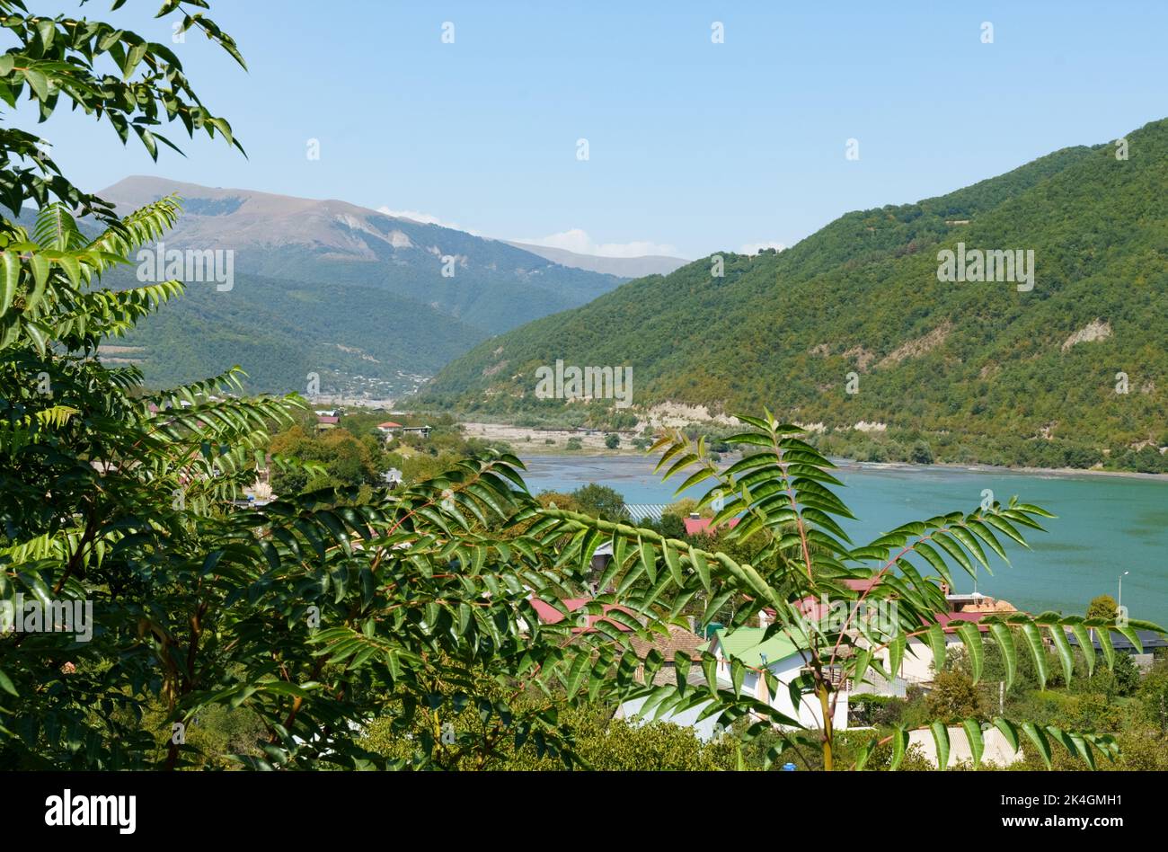 Vue sur le réservoir de Zhinvali, lac d'Ananuri, en été en Géorgie. Banque D'Images
