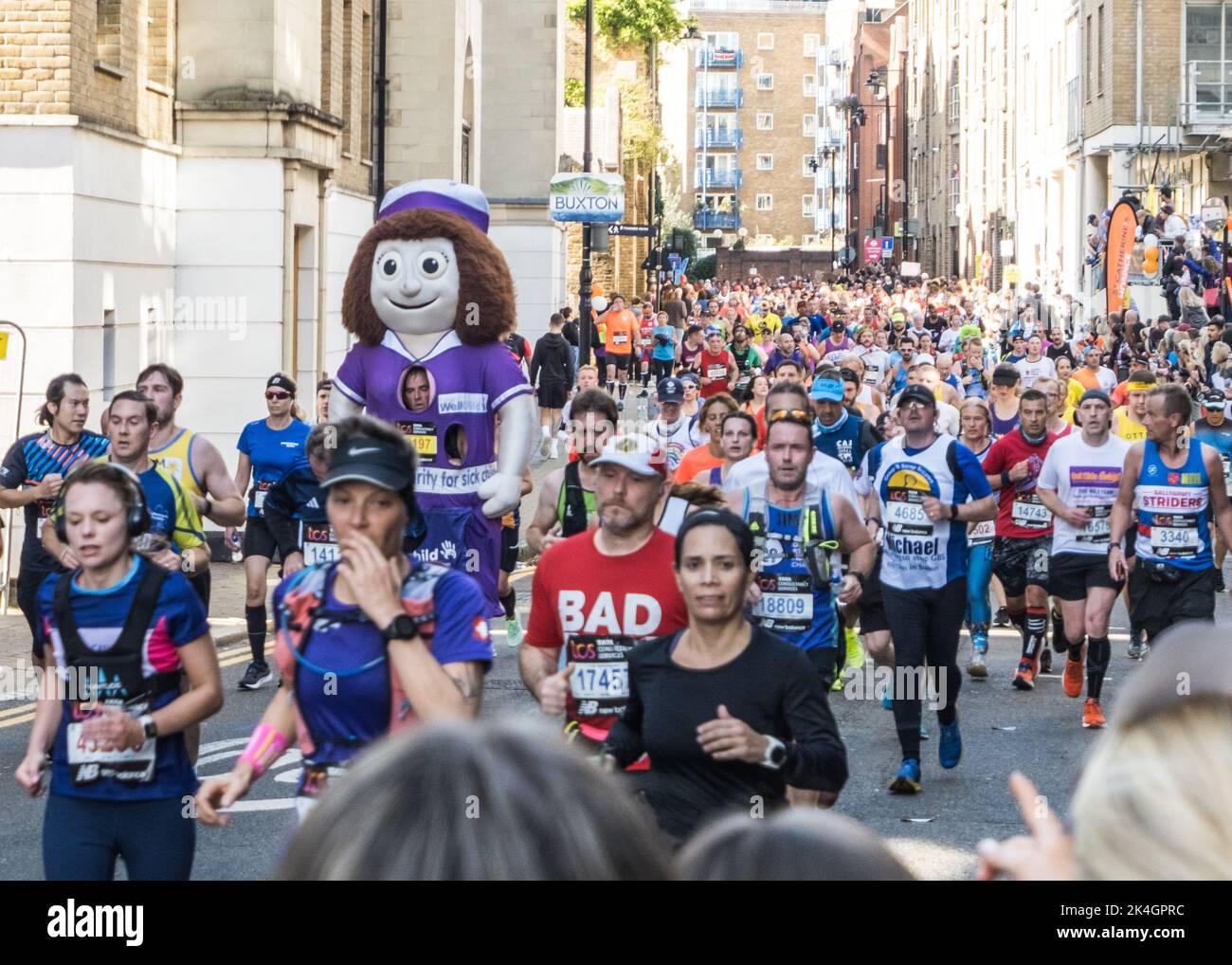 Déguisement de fantaisie Giant Nurse Runner dans le Marathon de Londres 2022 à Narrow Street dans l'est de Londres, septembre 2022, Angleterre, Royaume-Uni. Banque D'Images