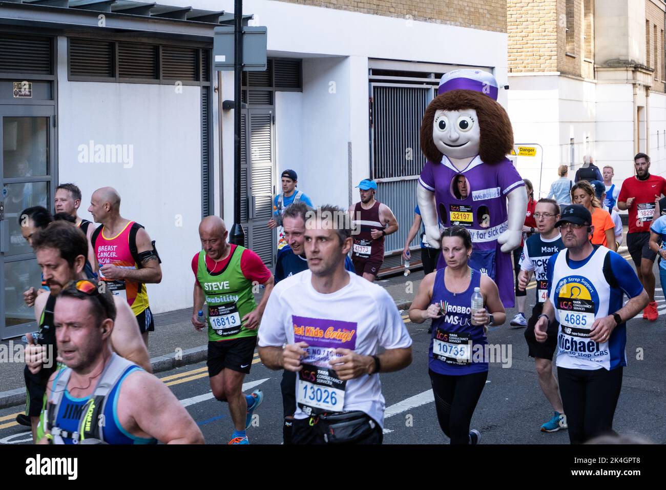 Déguisement de fantaisie Giant Nurse Runner dans le Marathon de Londres 2022 à Narrow Street dans l'est de Londres, septembre 2022, Angleterre, Royaume-Uni. Banque D'Images