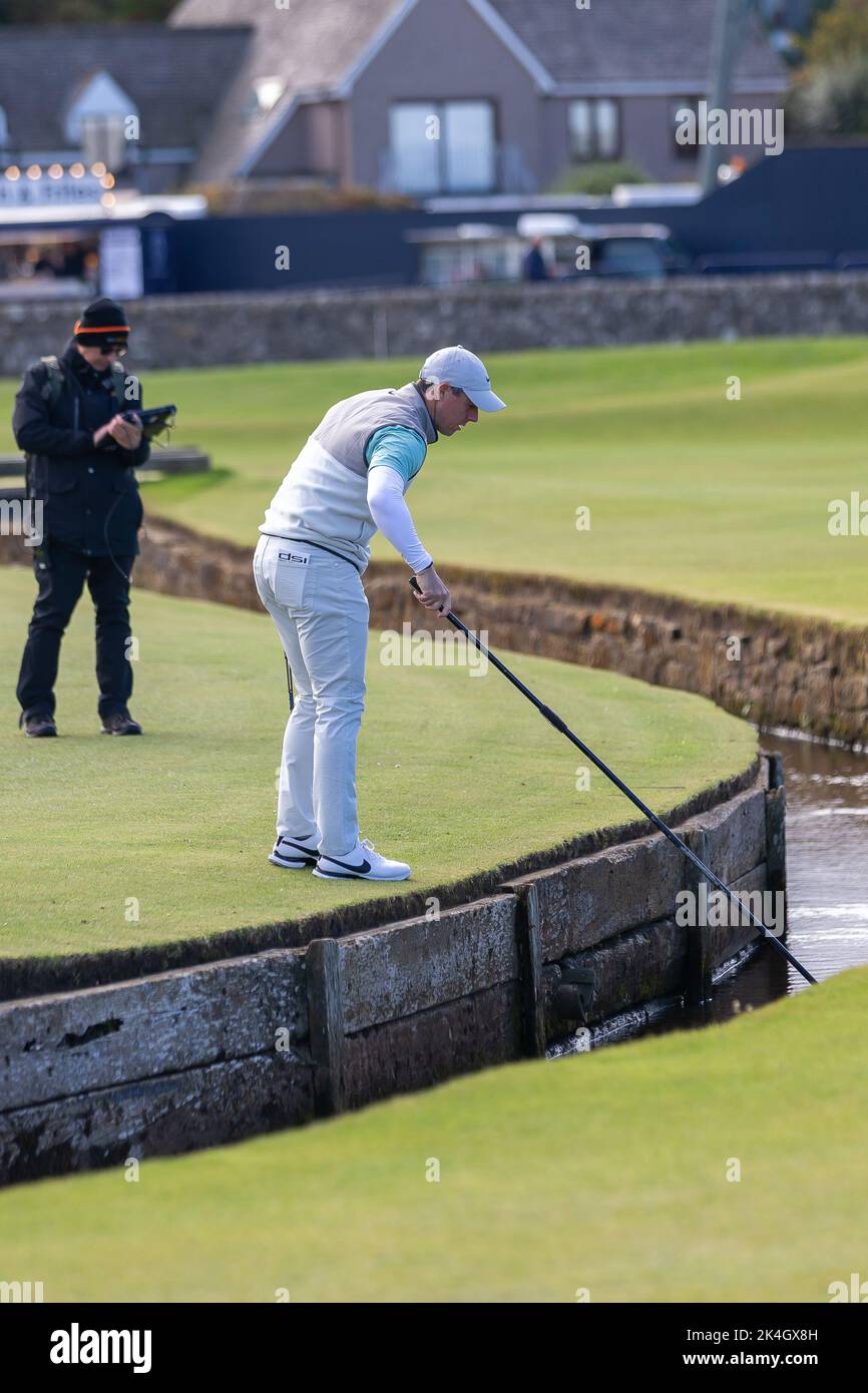 St Andrews, Écosse, le 1st octobre 2022. Rory McIlroy pêche son ballon hors de la brûlure sur le 1st trou pendant la troisième ronde de l'Alfred Dunhill Link Banque D'Images