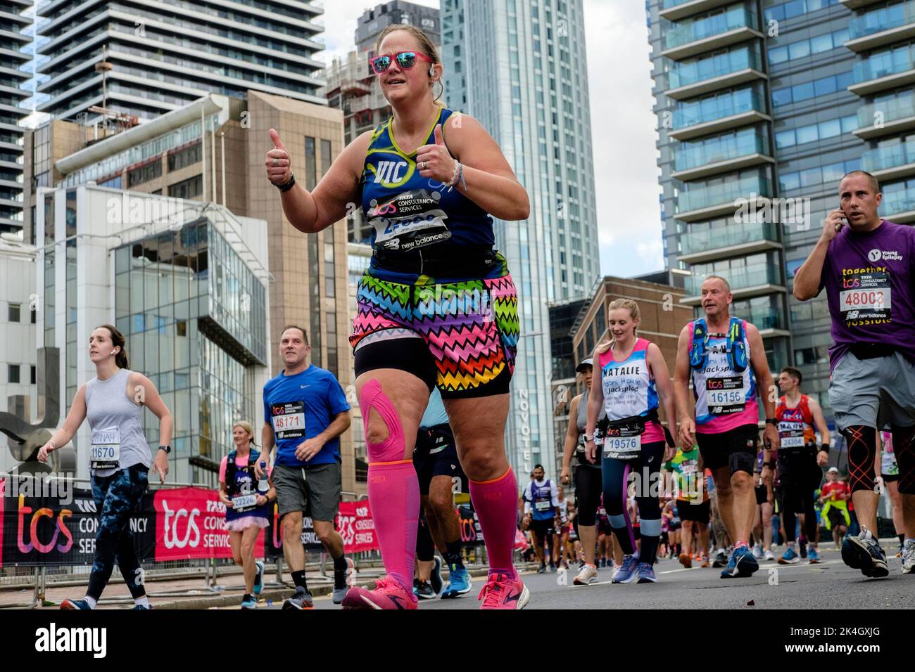 Londres, Royaume-Uni, 2nd octobre 2022. Plus de 40 000 participants s'emprennent dans les rues de la capitale pour le Marathon de Londres 42nd. L'événement qui attire des coureurs d'élite et des athlètes en fauteuil roulant permet également de relever des millions de livres pour la charité grâce à la participation de coureurs de club et de fitness ainsi que ceux qui veulent juste relever le défi de 26 miles. Les coureurs passent par Canary Wharf et l'ancienne région des docklands sur la route du marathon de Londres. Banque D'Images