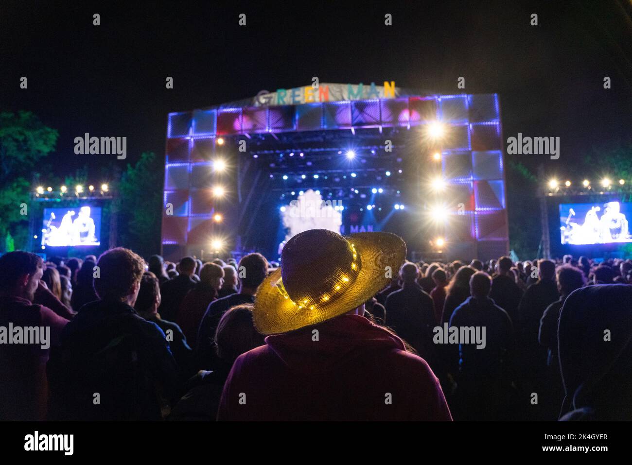 LUMIÈRES DE FÉES, CHAPEAU DE PAILLE, MUSIQUE FESTIVAL : incroyable ambiance nocturne sur scène principale au Green Man Festival 2019 au pays de Galles, Royaume-Uni. Photo : Rob Watkins Banque D'Images