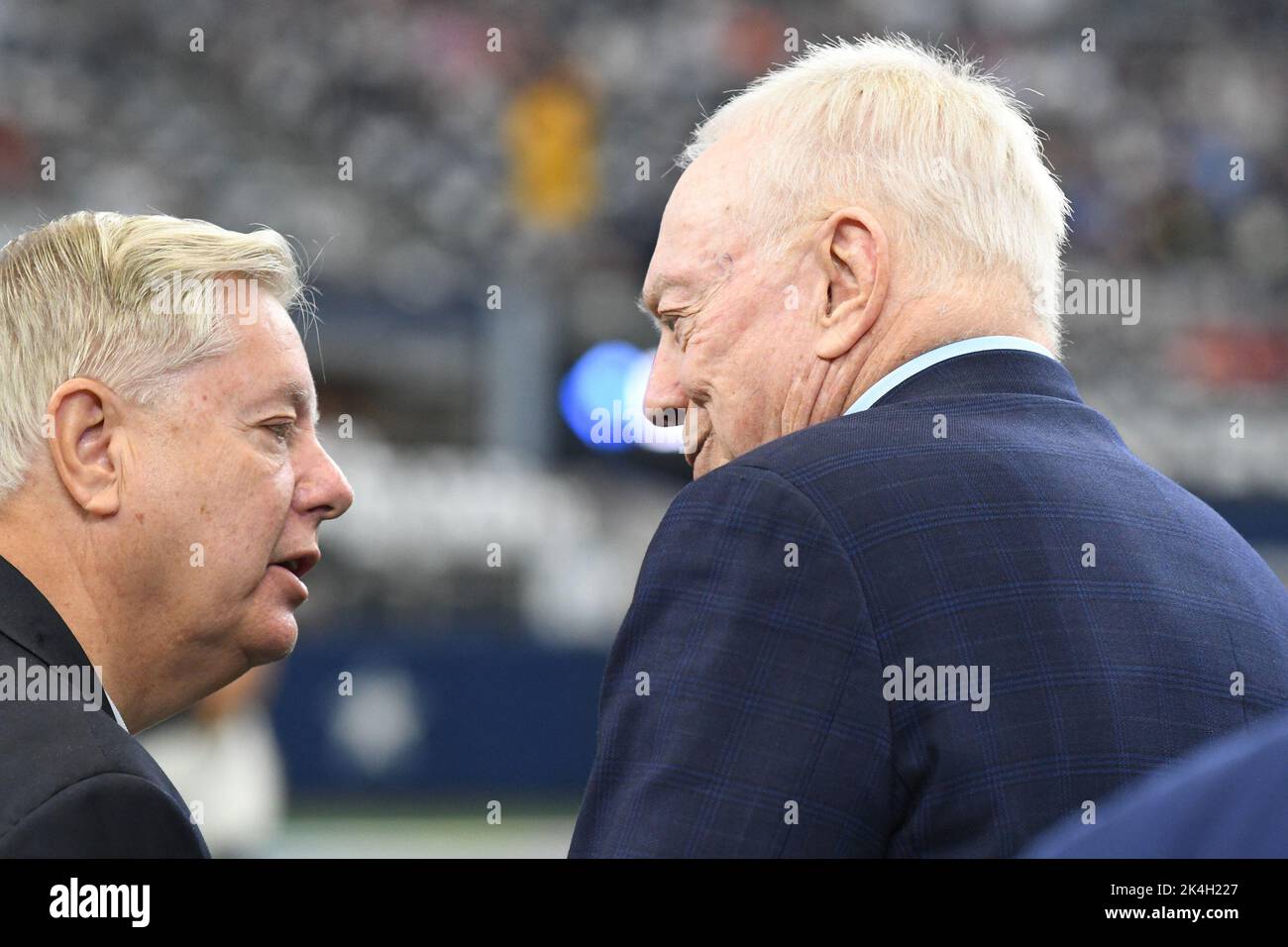 Arlington, États-Unis. 02nd octobre 2022. Jerry Jones, propriétaire et directeur général de Dallas Cowboys, s'entretient avec le sénateur des États-Unis Lindsey Graham avant un match de la NFL au STADE AT&T d'Arlington, Texas, dimanche, à 2 octobre 2022. Photo de Ian Halperin/UPI crédit: UPI/Alay Live News Banque D'Images