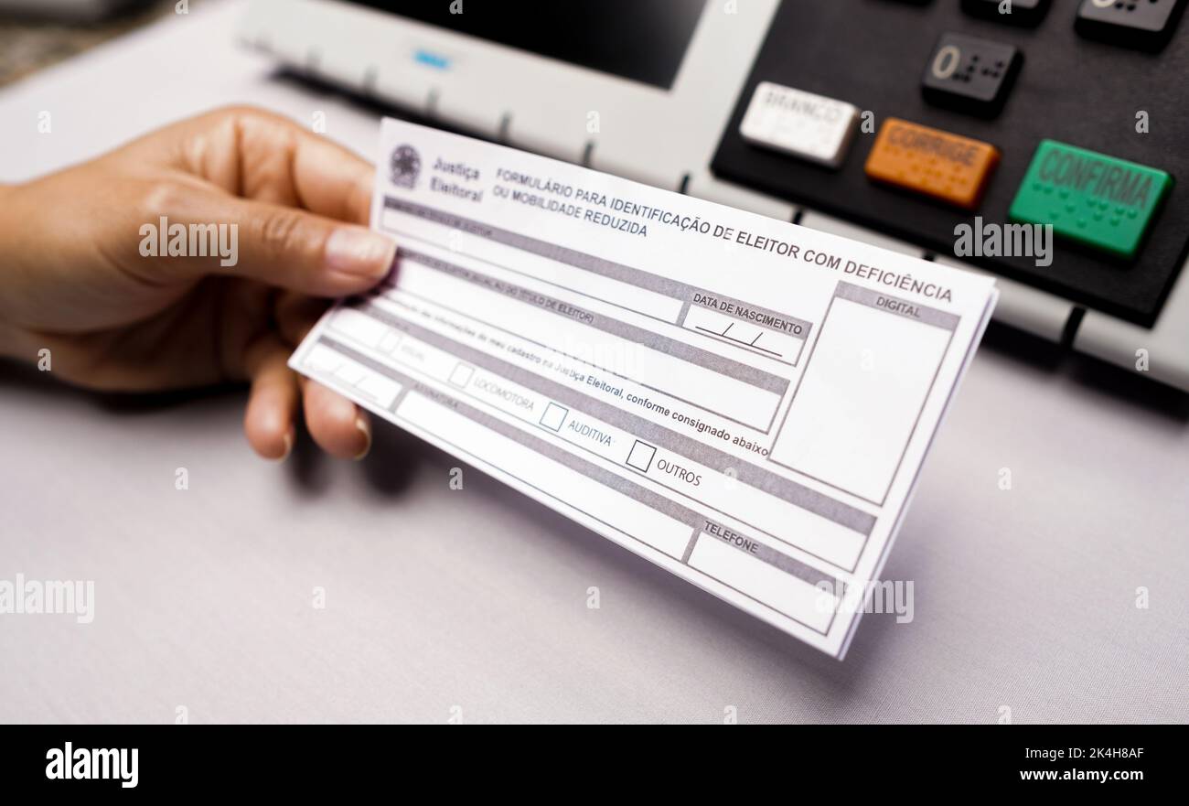 Dans cette illustration, une personne montre le formulaire permettant d'identifier les électeurs handicapés ou à mobilité réduite. Banque D'Images