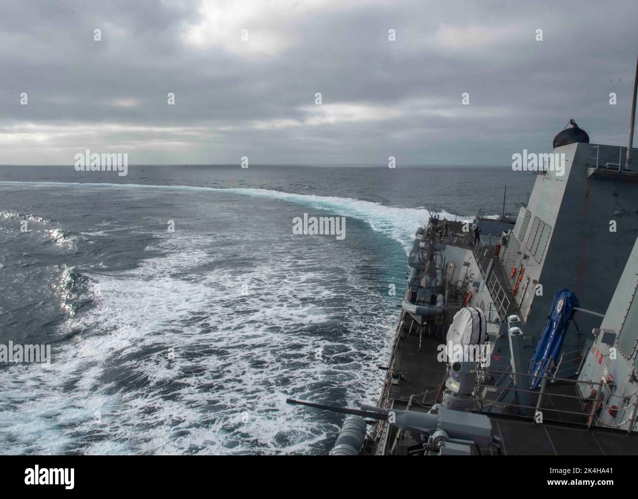 220930-N-XK462-1012 OCÉAN PACIFIQUE (SEPT 30, 2022) les destroyers de missiles de la classe Arleigh Burke USS Wayne E. Meyer (DDG 108), USS Chung Hoon (DDG 93) et USS John Finn (DDG 113) naviguent en formation dans le cadre d'un exercice de transit de détroit au cours d'opérations prévues avec Nimitz Carrier Strike Group (NIMCSG). Le NIMCSG améliore la préparation de la mission par des scénarios réels simulés et démontre sa capacité à fonctionner comme une unité intégrée. Wayne E. Meyer travaille actuellement avec Nimitz Carrier Strike Group en vue d'un déploiement à venir. (É.-U. Navy photo par Mass communicati Banque D'Images