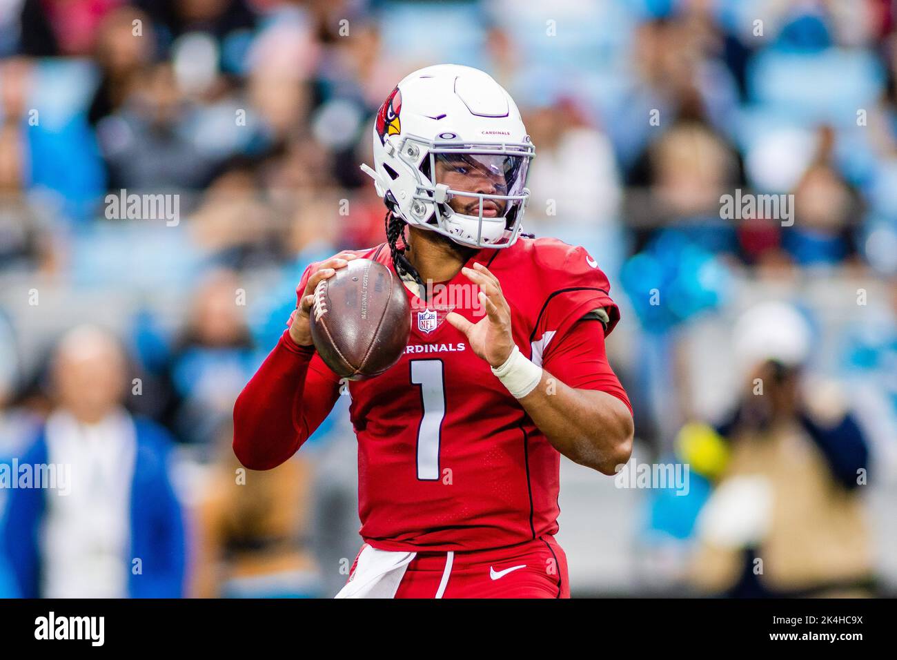 Charlotte, Caroline du Nord, États-Unis. 2nd octobre 2022. Le quarterback des Arizona Cardinals Kyler Murray (1) tombe contre les Carolina Panthers au cours du premier trimestre de l'match de la NFL au Bank of America Stadium de Charlotte, en Caroline du Nord. (Scott Kinser/Cal Sport Media). Crédit : csm/Alay Live News Banque D'Images