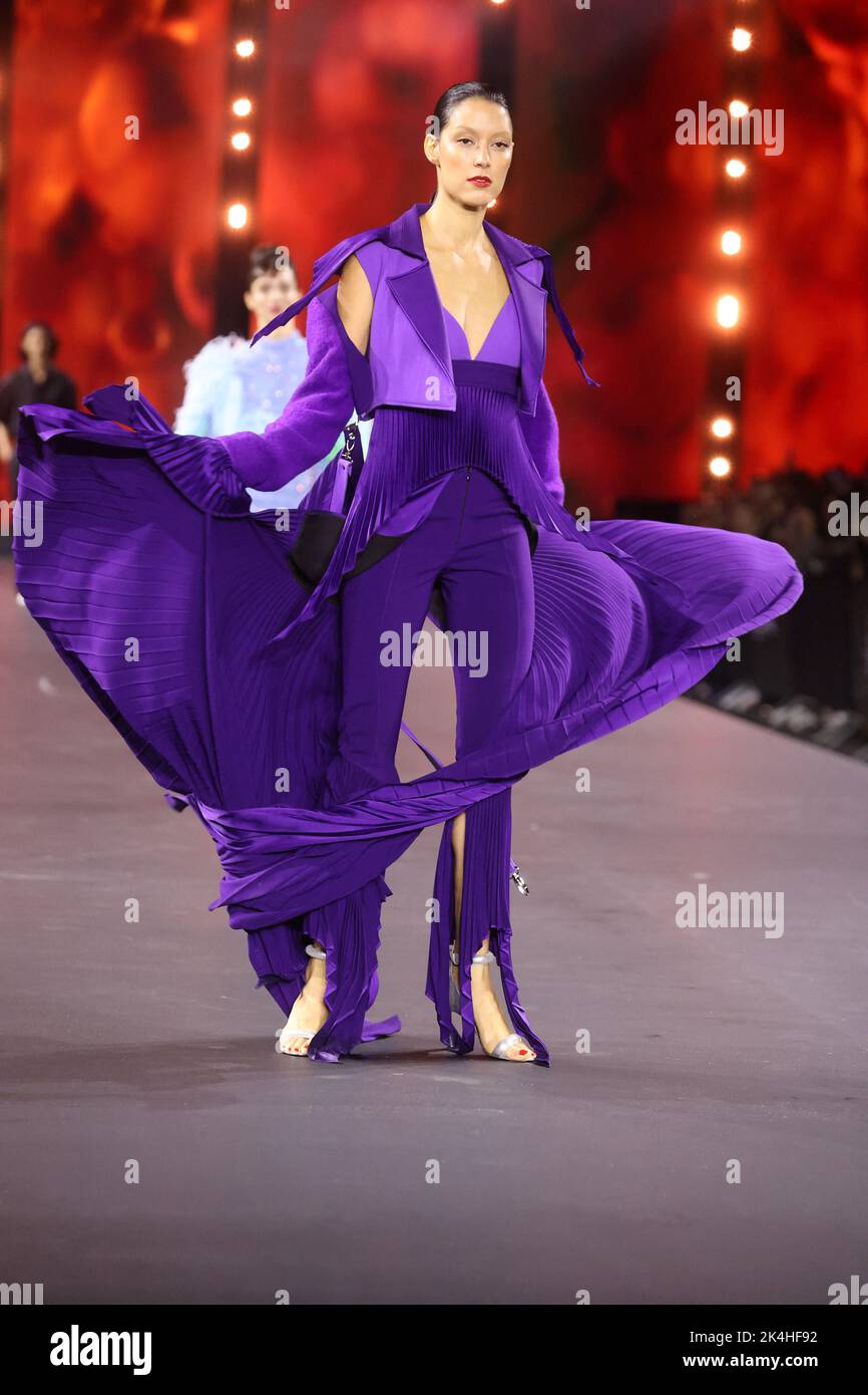 Rebecca Mir marche sur la piste pour le spectacle de femmes l’Oréal Printemps/été 2023 dans le cadre de la semaine de la mode de Paris à Paris, en France, sur 02 octobre 2022. Photo de Jerome Domine/ABACAPRESS.COM Banque D'Images