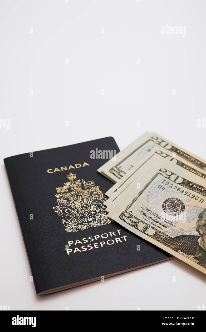 Passeport canadien et billets de vingt dollars américains. Banque D'Images