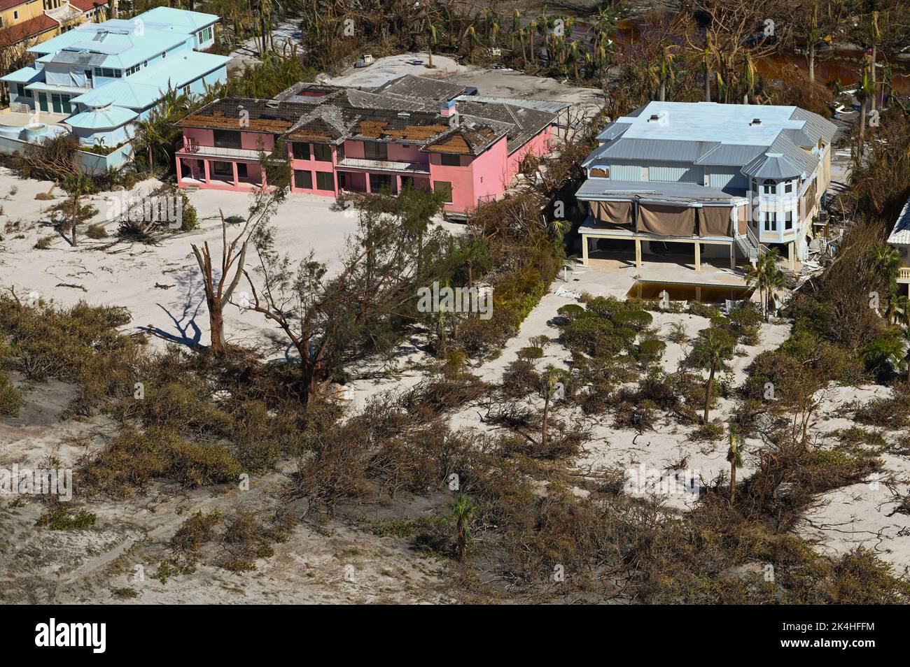 Un équipage de la station aérienne de la Garde côtière américaine Clearwater MH-60 Jayhawk effectue des survols le long de la côte ouest de la Floride à la suite de l'ouragan Ian le 1 octobre 2022. Les biens de la Garde côtière effectuent des opérations de recherche et de sauvetage en réponse aux dommages causés par l'ouragan Ian. (É.-U. Photo de la Garde côtière par Petty Officer troisième classe Riley Perkofski) Banque D'Images