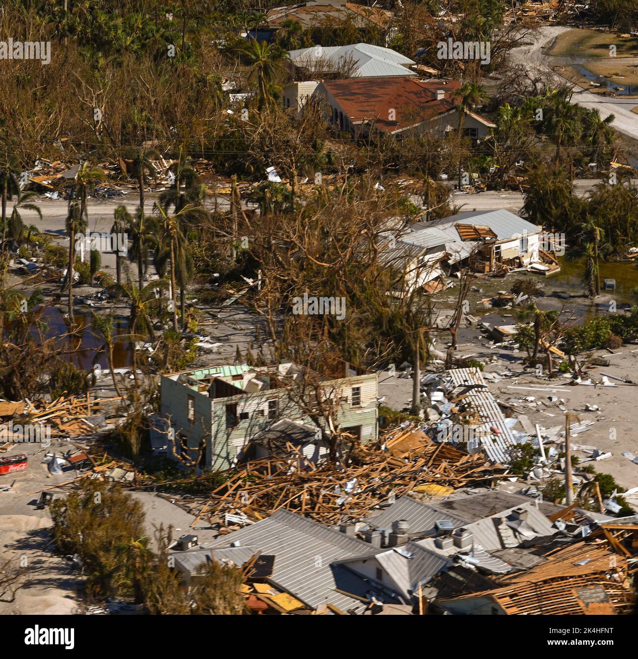 Un équipage de la station aérienne de la Garde côtière américaine Clearwater MH-60 Jayhawk effectue des survols le long de la côte ouest de la Floride à la suite de l'ouragan Ian le 1 octobre 2022. Les biens de la Garde côtière effectuent des opérations de recherche et de sauvetage en réponse aux dommages causés par l'ouragan Ian. (É.-U. Photo de la Garde côtière par Petty Officer troisième classe Riley Perkofski) Banque D'Images
