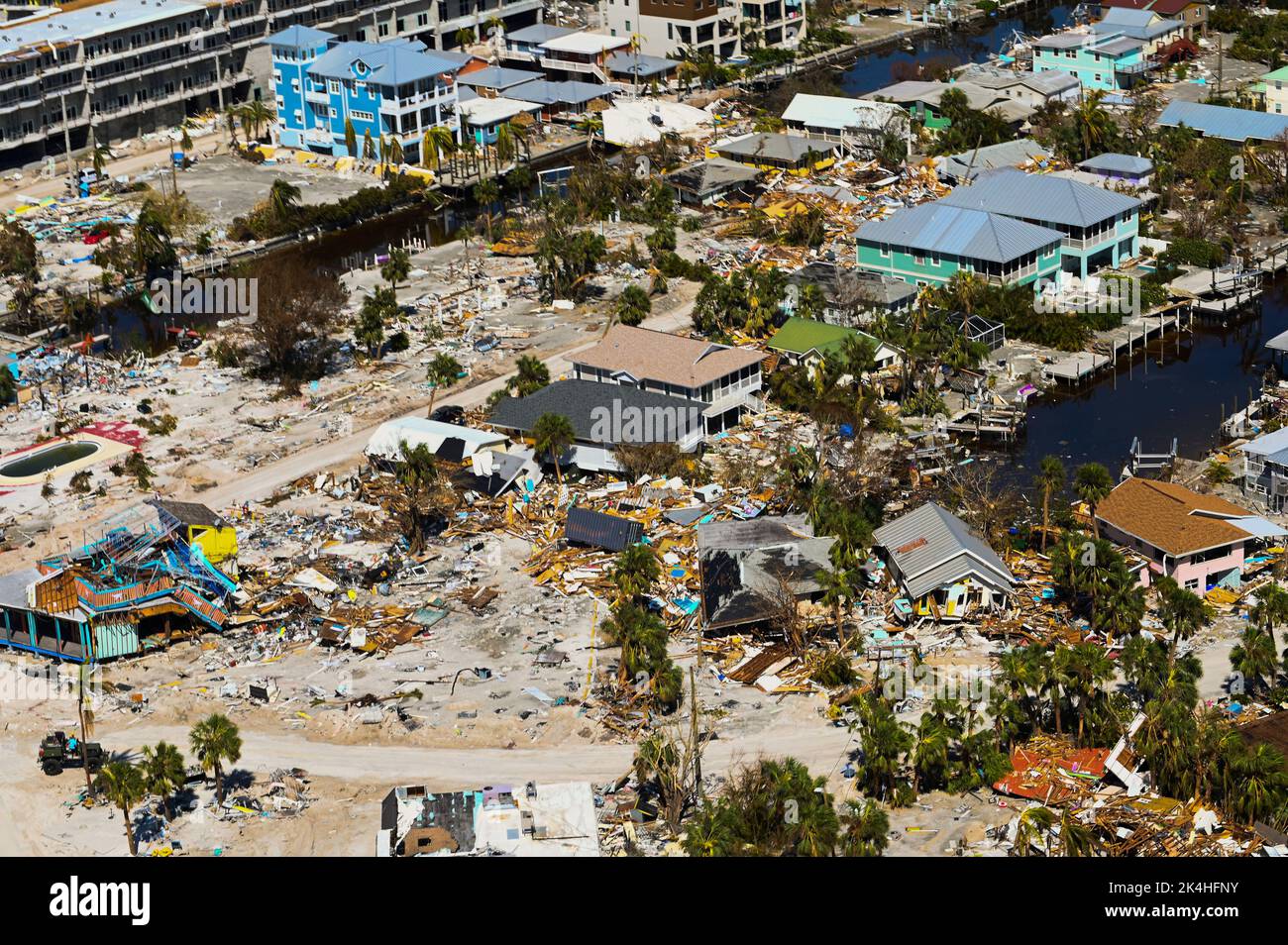 Un équipage de la station aérienne de la Garde côtière américaine Clearwater MH-60 Jayhawk effectue des survols le long de la côte ouest de la Floride à la suite de l'ouragan Ian le 1 octobre 2022. Les biens de la Garde côtière effectuent des opérations de recherche et de sauvetage en réponse aux dommages causés par l'ouragan Ian. (É.-U. Photo de la Garde côtière par Petty Officer troisième classe Riley Perkofski) Banque D'Images