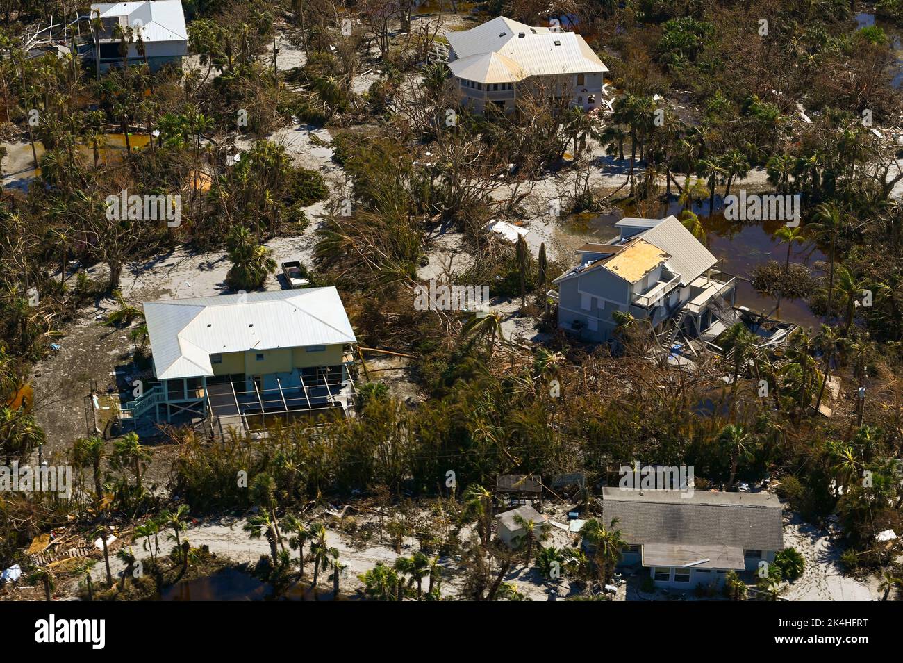 Un équipage de la station aérienne de la Garde côtière américaine Clearwater MH-60 Jayhawk effectue des survols le long de la côte ouest de la Floride à la suite de l'ouragan Ian le 1 octobre 2022. Les biens de la Garde côtière effectuent des opérations de recherche et de sauvetage en réponse aux dommages causés par l'ouragan Ian. (É.-U. Photo de la Garde côtière par Petty Officer troisième classe Riley Perkofski) Banque D'Images