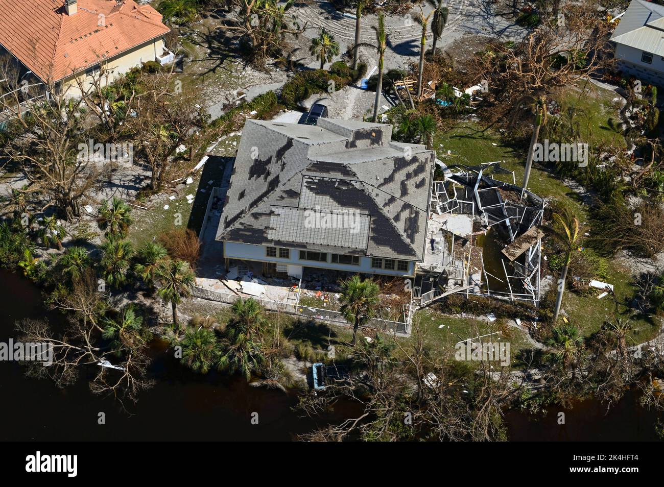 Un équipage de la station aérienne de la Garde côtière américaine Clearwater MH-60 Jayhawk effectue des survols le long de la côte ouest de la Floride à la suite de l'ouragan Ian le 1 octobre 2022. Les biens de la Garde côtière effectuent des opérations de recherche et de sauvetage en réponse aux dommages causés par l'ouragan Ian. (É.-U. Photo de la Garde côtière par Petty Officer troisième classe Riley Perkofski) Banque D'Images