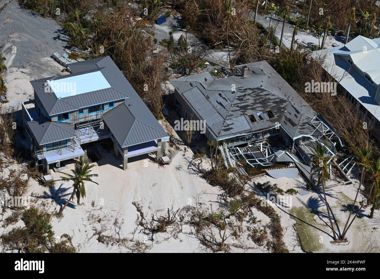 Un équipage de la station aérienne de la Garde côtière américaine Clearwater MH-60 Jayhawk effectue des survols le long de la côte ouest de la Floride à la suite de l'ouragan Ian le 1 octobre 2022. Les biens de la Garde côtière effectuent des opérations de recherche et de sauvetage en réponse aux dommages causés par l'ouragan Ian. (É.-U. Photo de la Garde côtière par Petty Officer troisième classe Riley Perkofski) Banque D'Images
