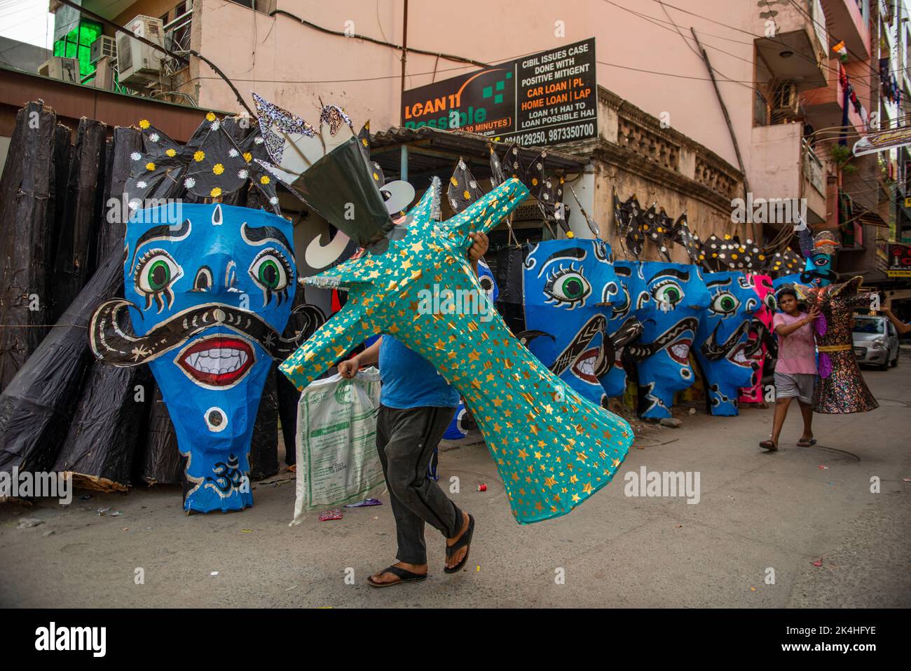 New Delhi, Inde. 02nd octobre 2022. Des gens transportant des effigies du roi démon hindou Ravana en prévision du festival de Dussehra au village de Titarpur. Crédit : SOPA Images Limited/Alamy Live News Banque D'Images