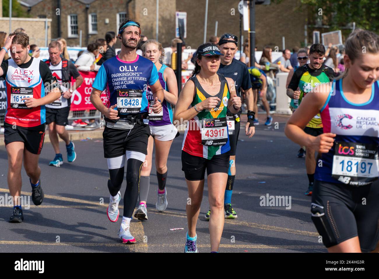 Londres, Royaume-Uni. 02nd octobre 2022. West End Star Oliver Tompsett vu pendant le marathon de Londres pour Parkinson Royaume-Uni au mile 21. Pour la première fois, un tronçon de la route du marathon de Londres a été transformé en Rainbow Row pour célébrer la communauté LGBTQIA, promouvoir l'inclusivité et créer une atmosphère de fête, un ascenseur à mi 21. Les coureurs de marathon passent deux étapes avec de la musique et des performances de drag et la route qui est habituellement appelé Butcher Row à Limehouse est couverte de drapeaux colorés et de bunkting. Crédit : SOPA Images Limited/Alamy Live News Banque D'Images