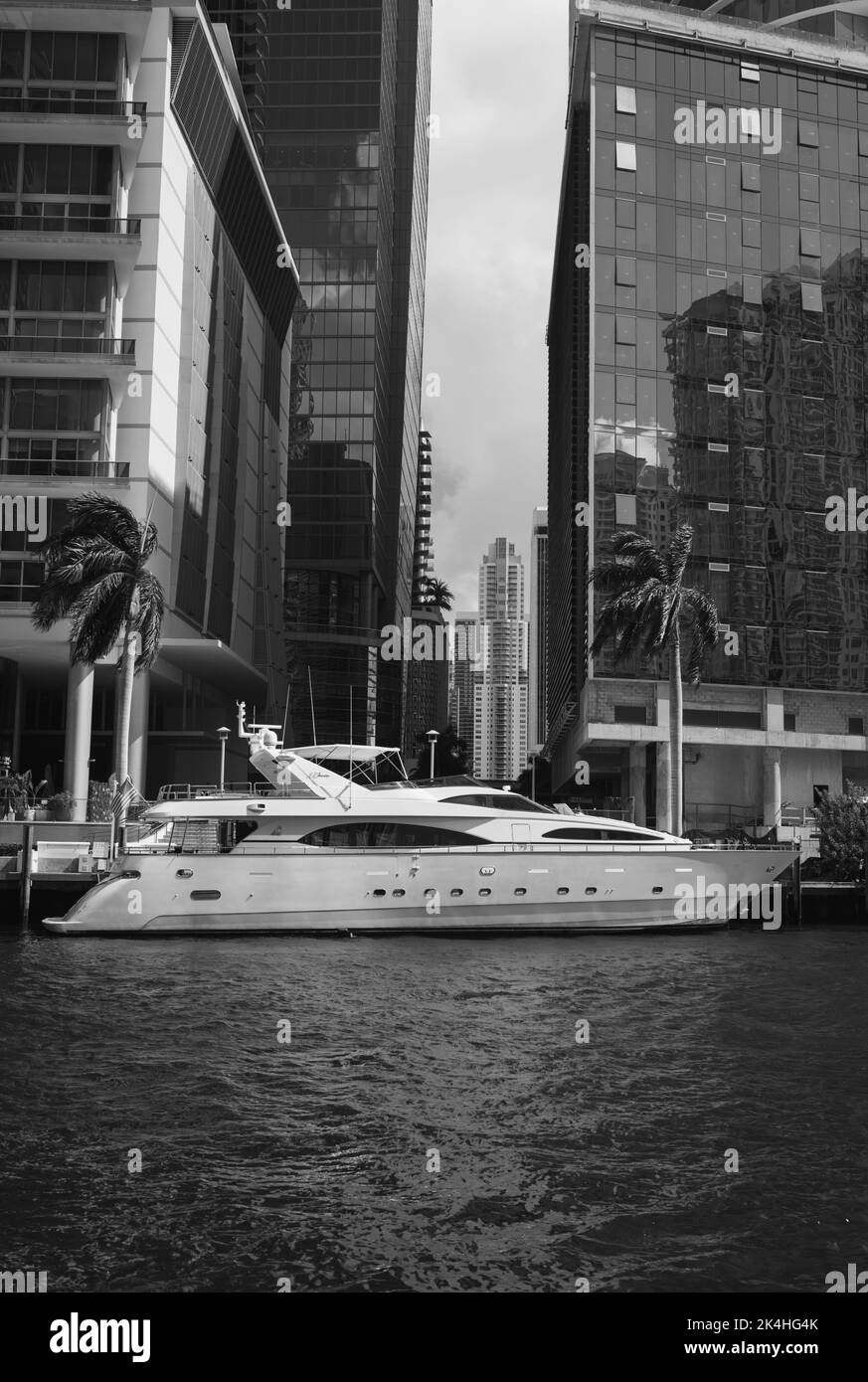 Photo verticale d'un yacht amarré à un port en niveaux de gris Banque D'Images