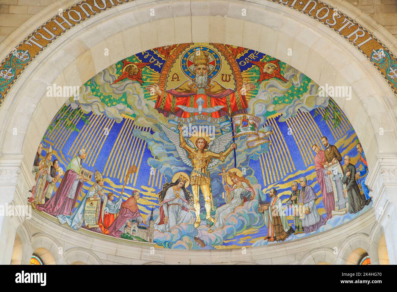 Mosaïque de plafond montrant Jeanne d'Arc (1412-1431), sainte patronne de France, à la basilique du Bois-Chenu à Domrémy-la-Pucelle (Vosges), France Banque D'Images