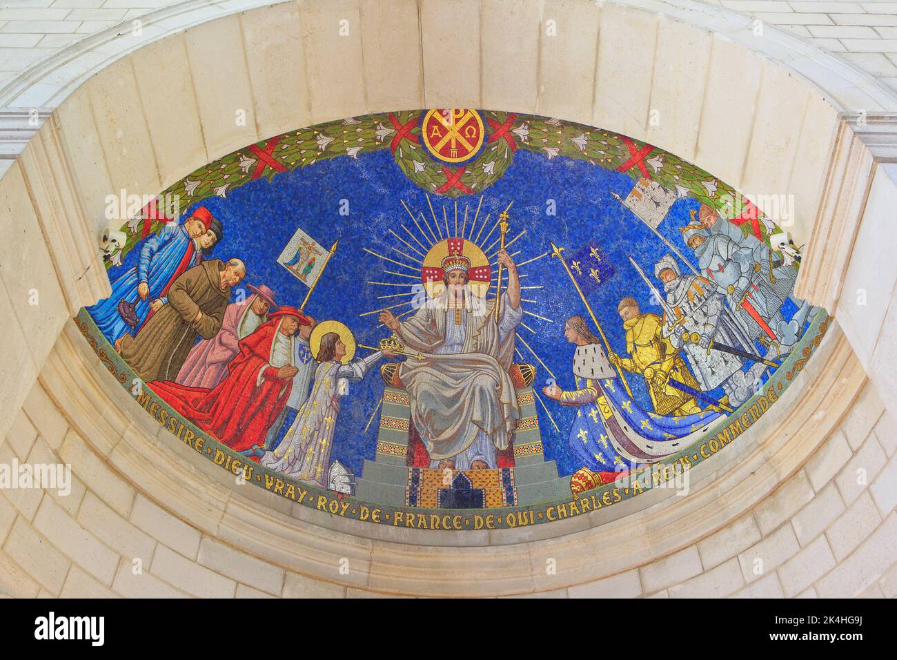 Mosaïque de plafond avec Jeanne d'Arc et le roi français Charles VII s'agenouillant devant Dieu à la basilique de Bois-Chenu à Domrémy-la-Pucelle (Vosges), France Banque D'Images