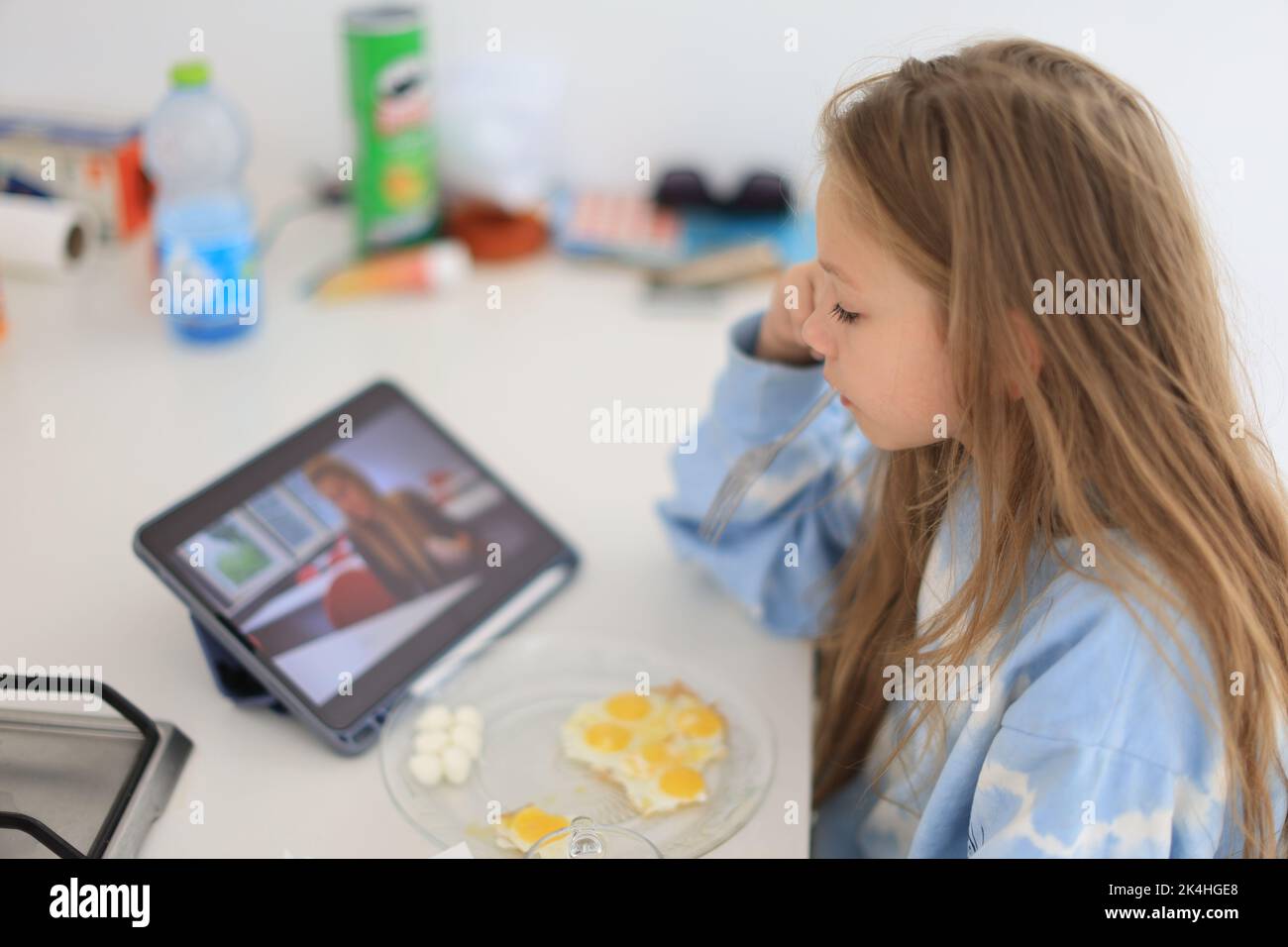 l'enfant apprécie une boisson naturelle saine tout en prenant le petit déjeuner dans la cuisine à la maison. Une alimentation appropriée pour les enfants Banque D'Images