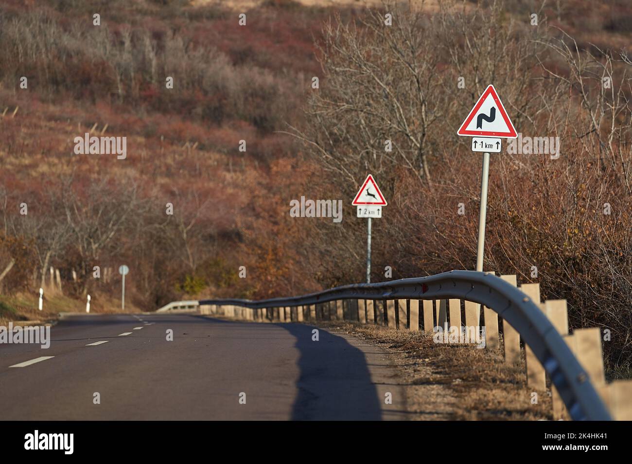 Panneaux de signalisation routière ruraux avertissant des virages Banque D'Images