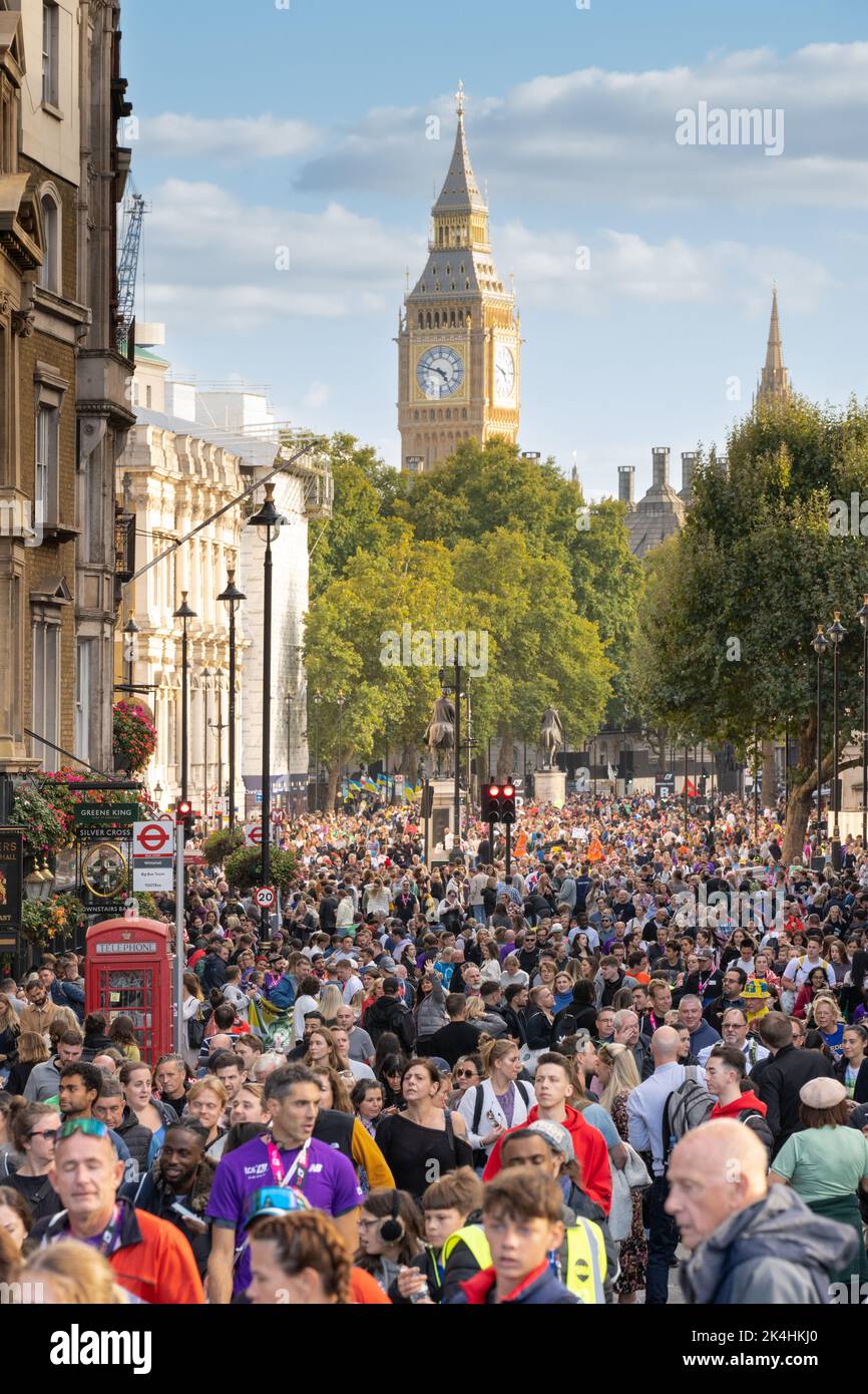 Le Marathon de Londres de 2022 était la course du Marathon de Londres annuel de 42nd le 2 octobre, Whitehall Banque D'Images